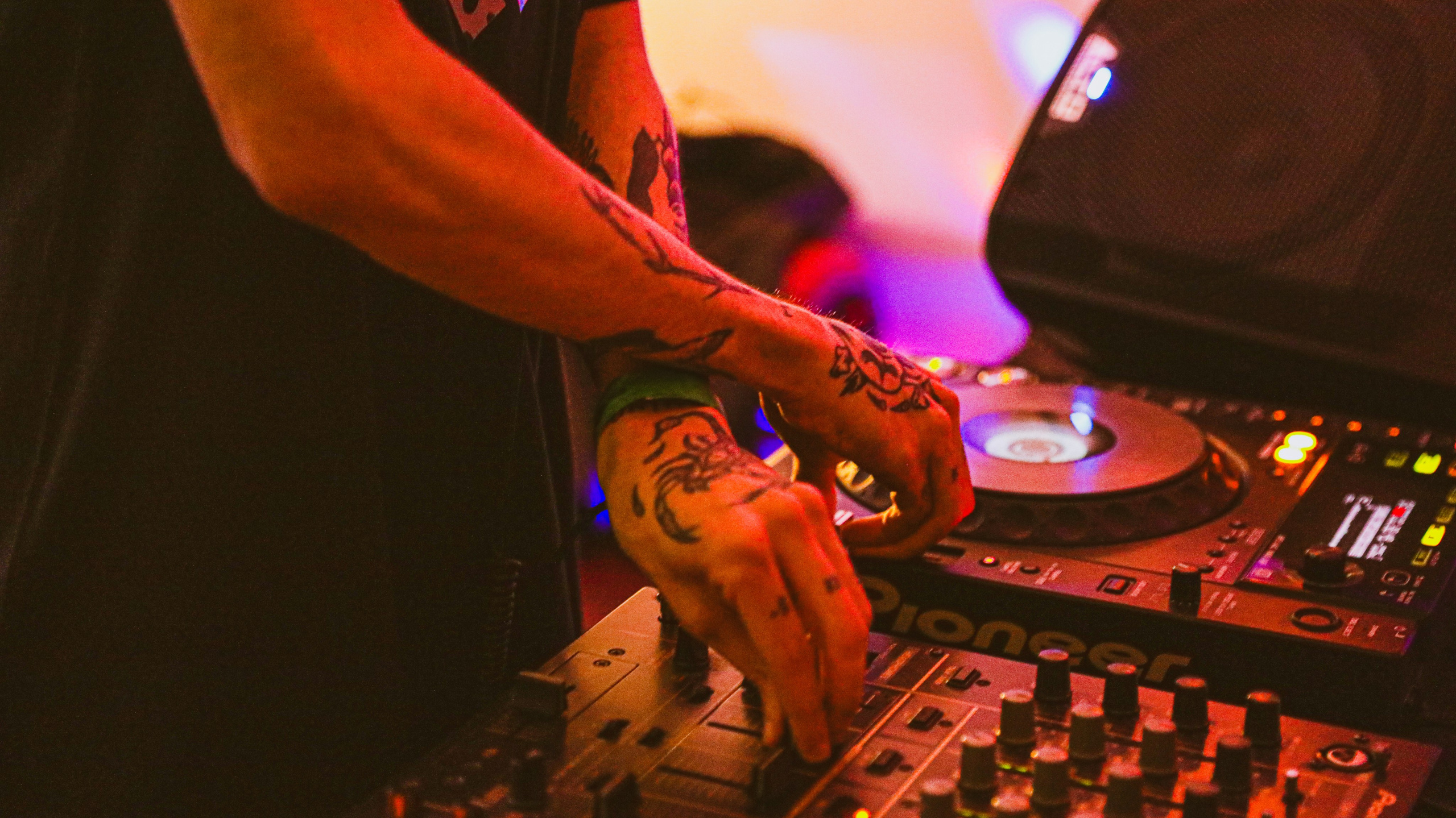 Music Event Photography — Live Shows & Behind the Scenes. Lifestyle & Documentary Photography in Bristol, Bath & London — def0cused