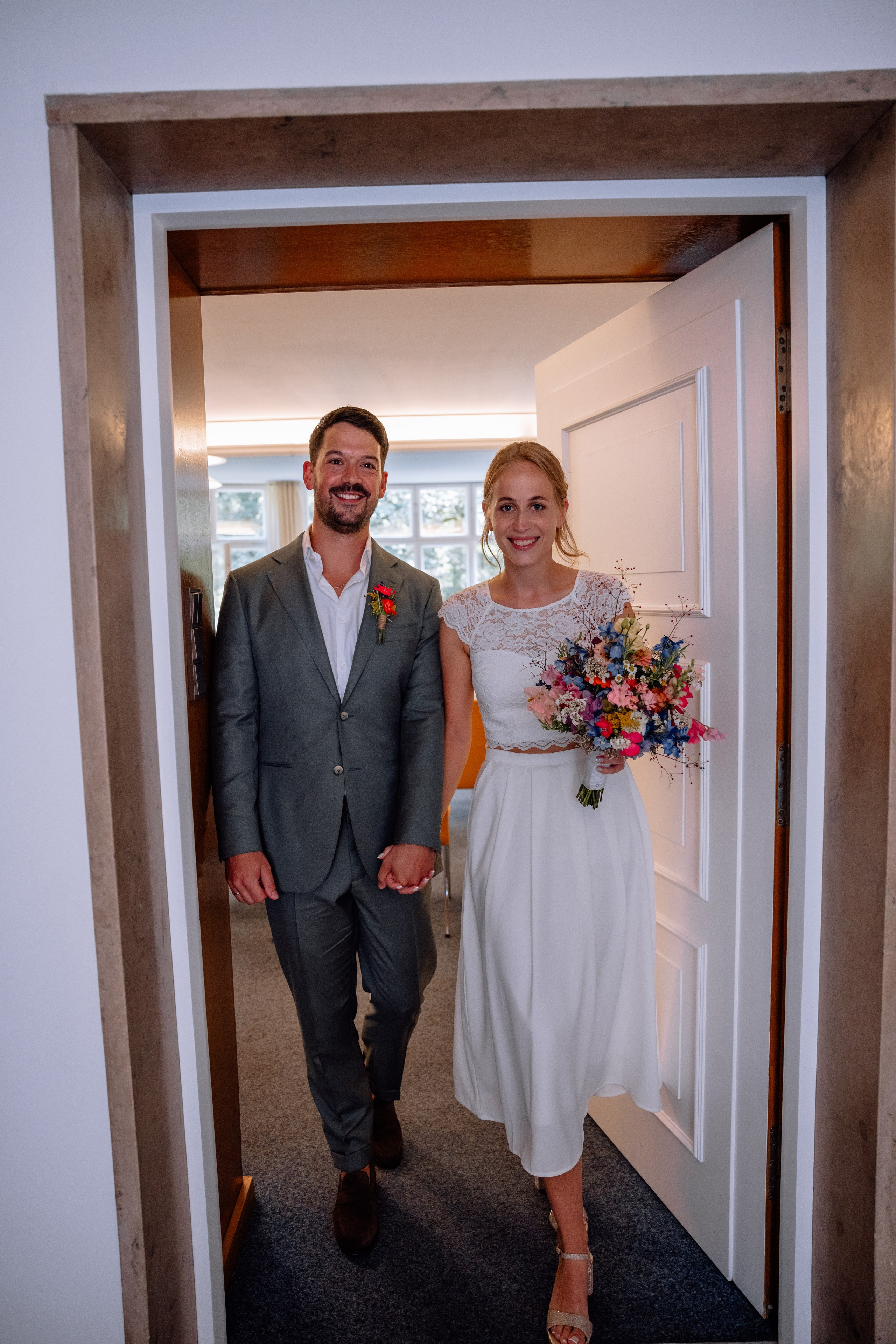 Sommerliche Hochzeitsfotos im Standesamt Mandlstraße & Schwabing. Hochzeitsfotograf München Taufe Familienfotograf Tanja Mauke