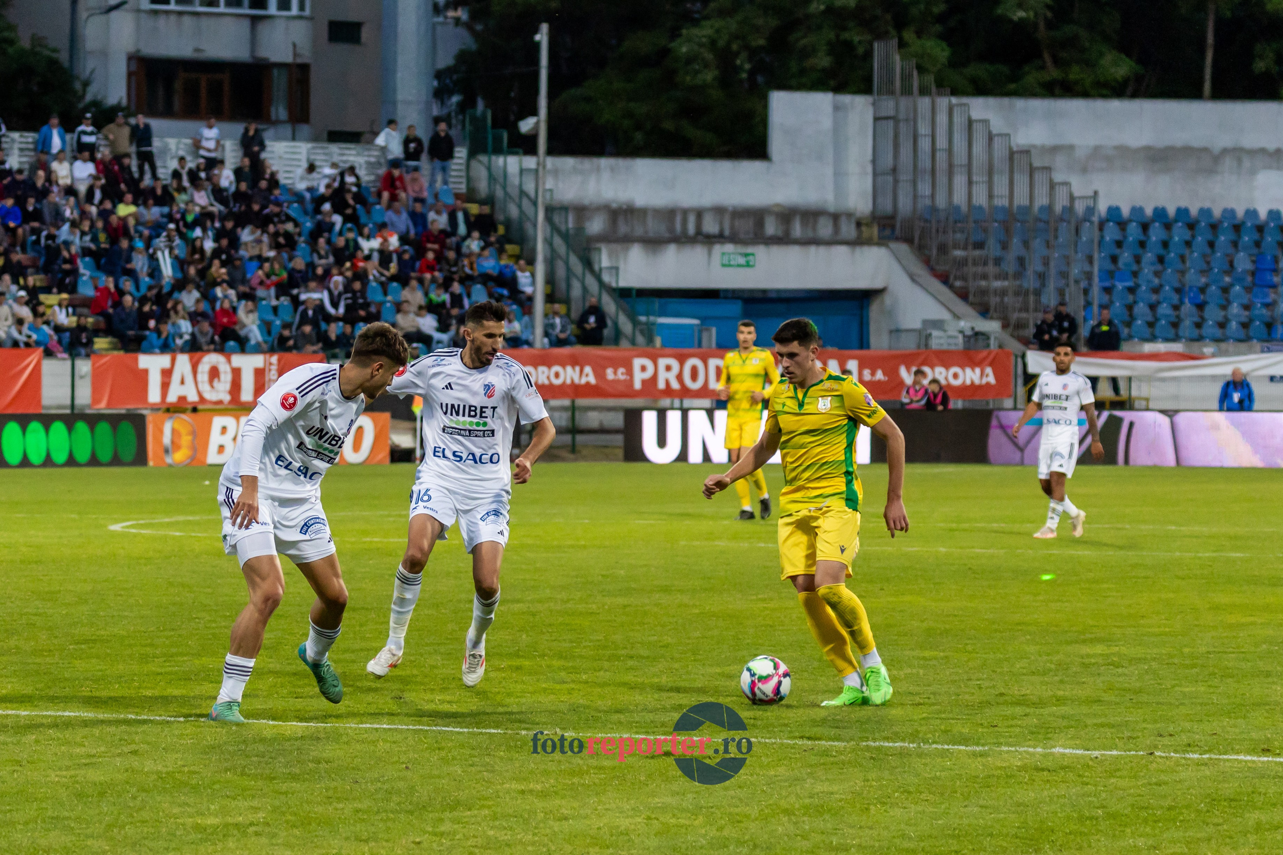 Galerie Foto: FC Botoșani vs. CS Mioveni - Pe 17 mai 2024, am fost martorii unei partide incredibile între FC Botoșani și CS Mioveni, în prima manșă a barajului pentru evitarea retrogradării. În fața unui stadion plin de emoție și speranță, echipa noastră a obținut o victorie importantă, cu un gol marcat de Aldair în minutul 93. 💪 *FC Botoșani 1-0 CS Mioveni*⚽️ Urmăriți momentele cheie ale meciului și bucuria suporterilor în această galerie foto! Pregătiți-vă pentru meciul de retur de pe 24 mai, când vom lupta din nou pentru a rămâne în prima ligă.#FCBotoșani #CSMioveni #BarajRetrogradare #ForzaBotoșani 