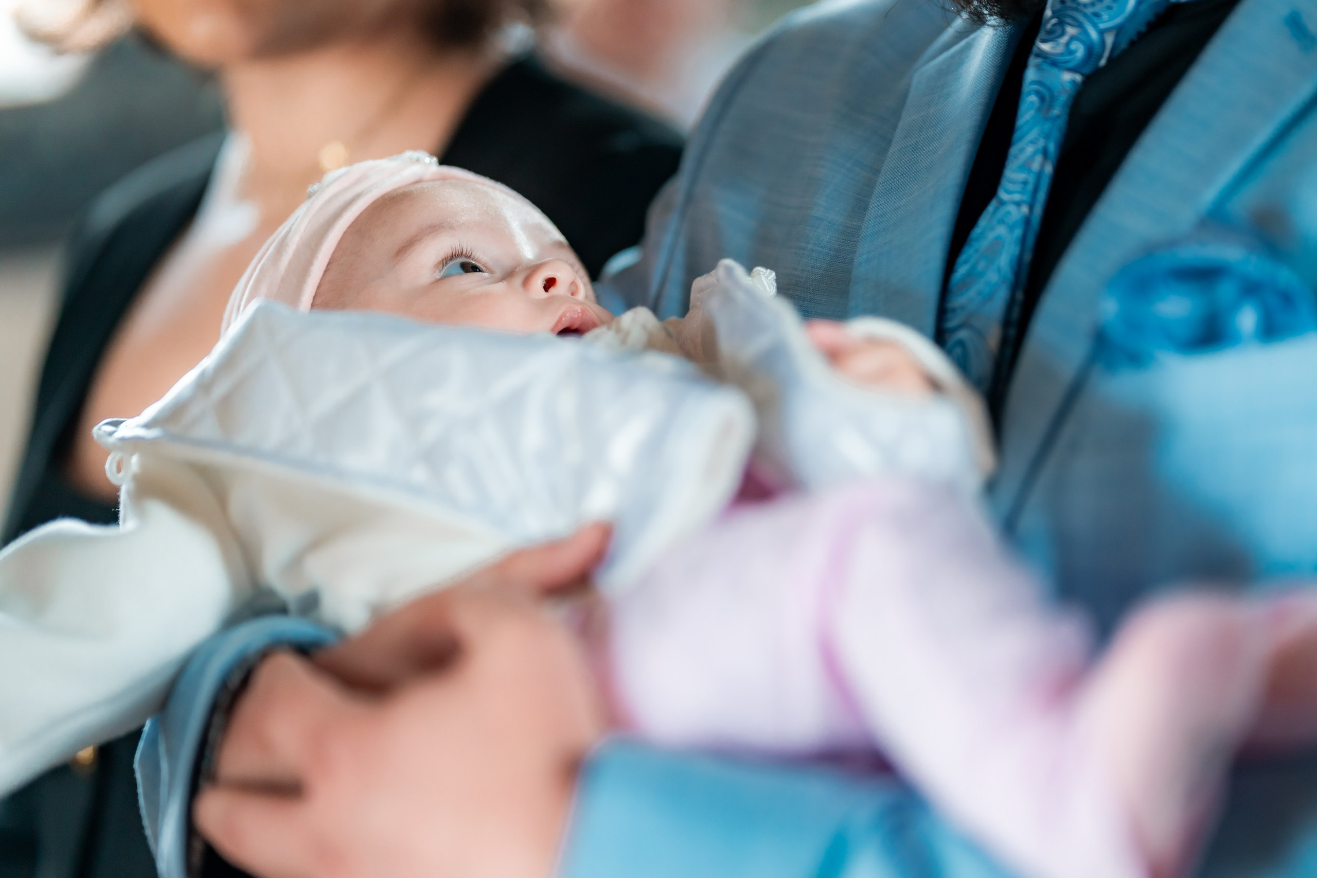 fotograf botez , fotografie botez Botoșani, fotograf Alin Chirilă, amintiri botez, fotografii botez, botez Miruna Parascheva, fotograf copii, fotografie botez în Botoșani-alt="botez , fotografie botez Alin Chirilă, amintiri botez, fotografii emoționante botez Botoșani"-- fotografii-botez-bebelus- amintiri-botez-micuț- moment-sfânt-crestinare- fotografie-emotionanta-botez- detalii-botez-bebelusi- parinti-fericiti-la-botez- fotograf-botez-profesionist- botez-in-biserica-ortodoxa- micuț-botezat-cu-emoție- zâmbete-și-lacrimi-la-botez- bebeluș-la-cristelniță- decor-botez-colorat- botez-cu-dragoste-și-credință- emotie-pura-la-botez- fotograf-botez-botosani- botez-iasi-suceava-fotograf- amintiri-nepretuite-botez-- Preotul ținându-l pe micuțul Mathias Gabriel la botez, în biserica Înălțarea Domnului, Copălău  - Detalii de la botezul lui Mathias – lumânare, trusou și icoană  - Familia lui Mathias Gabriel alături de micuț, în ziua botezului  - Portret emoționant cu mama și bebelușul în brațe, în biserică,fotograf profesionist evenimente Botoșani, Iași, Suceava, Fălticeni, Bacău, Pașcani, Roman - AlinoFotoStudio by Alin Chirilă - servicii foto nuntă, botez, cununie, ședințe foto creative, albume personalizate, fotografii emoționante și calitative pentru cele mai importante momente din viață,fotograf nuntă Botoșani Alin Chirilă,  ședință foto botez Iași - AlinoFotoStudio,  servicii fotograf profesionist evenimente Suceava,  fotograf cununie civilă Fălticeni - Alin Chirilă,  album foto nuntă personalizat Bacău.“Bebeluș botezat în biserică, ținut în brațe de nași”	•	“Detaliu cu lumânarea de botez decorată cu flori albe”	•	“Părinți emoționați alături de copilul lor la ceremonia de botez”	•	“Masa festivă de botez cu decor tematic și tort personalizat”	•	“Momentul în care preotul toarnă apă sfințită pe fruntea bebelușului”	“Bebeluș în rochie albă de botez, zâmbind în brațele mamei”	•	“Detaliu cu cruciulița de botez așezată pe o pernă de satin”	•	“Părinți și nași aprinzând lumânările în timpul ceremoniei de botez”	•	“Tort de botez decorat cu figurine tematice și numele copilului”	•	“Copil botezat dormind liniștit în pătuțul decorat festiv”	•	“Momentul în care preotul binecuvântează copilul în fața altarului”	•	“Invitați adunându-se în jurul mesei festive la petrecerea de botez”	•	“Bebeluș ținând în mână o jucărie personalizată primită la botez”	•	“Familie fericită pozând împreună după ceremonia de botez”	•	“Decor tematic cu baloane și flori la locația petrecerii de botez” fotograf Botoșani fotograf evenimente fotograf botez Alin Chirila fotograf alinofotostudio.fotograf botez Amelis Maria, fotografie botez Botoșani, fotograf Alin Chirilă, amintiri botez, fotografii botez, botez Amelis Maria, fotograf copii, fotografie botez în Botoșani,