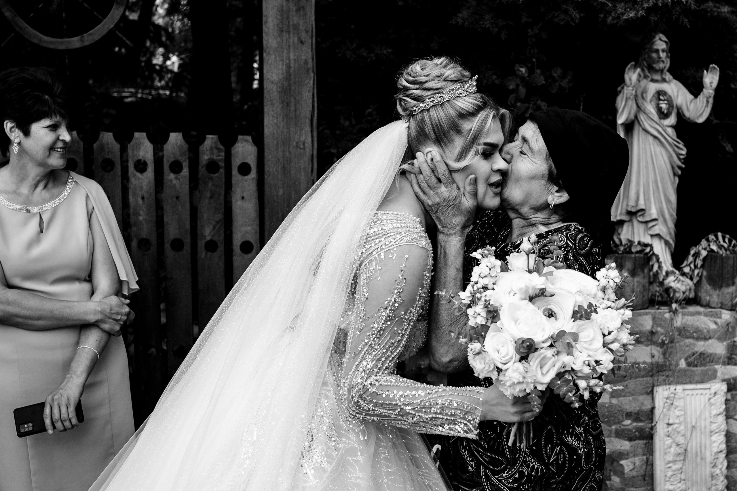 Andreea, Damian si Aris. Acasă