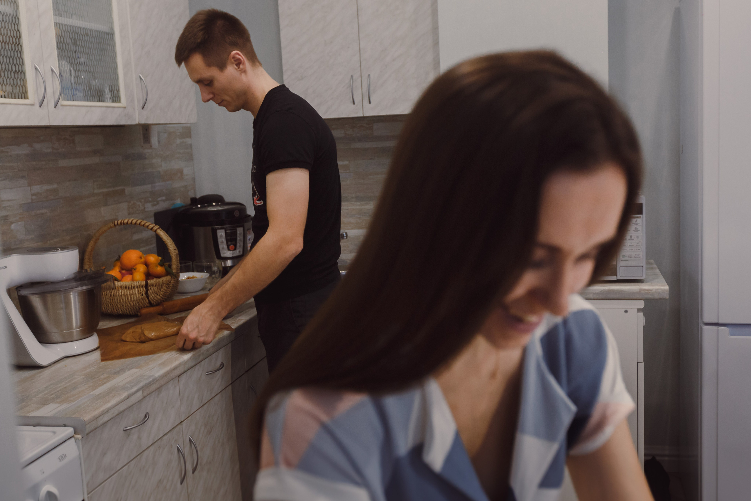Padres con niños preparando galletas en casa. Fotógrafo de retrato, familia y reportajes en Valencia | España | Europa Vitalii Lumier
