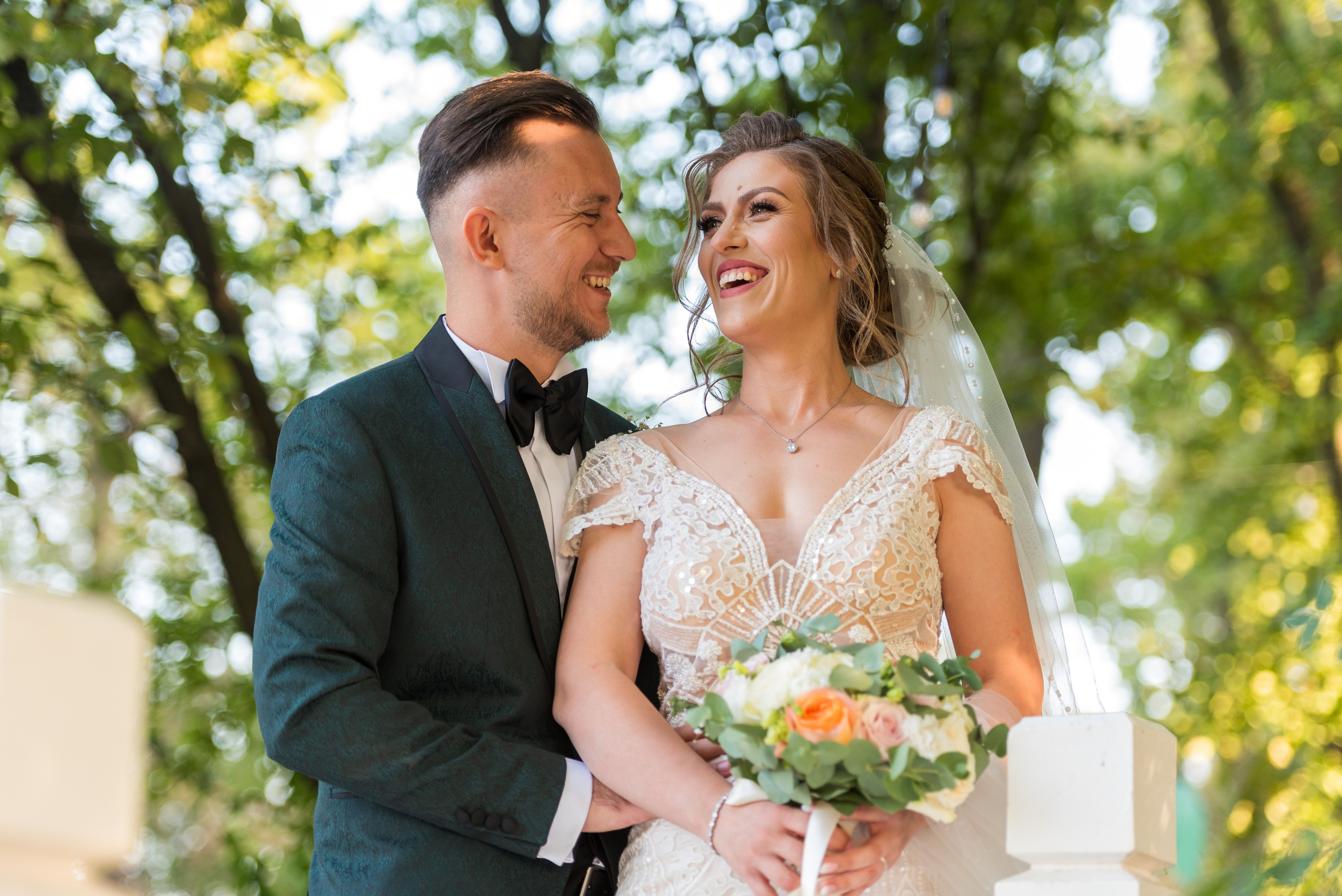 Sedinta foto Ciresul Salbatic, fotograf de portret, fotografii fashion, fotograf model, fotografii miri, fotografii mireasa, rochie de mireasa, fotografie profesionala de nunta, locatii de nunta in aer liber