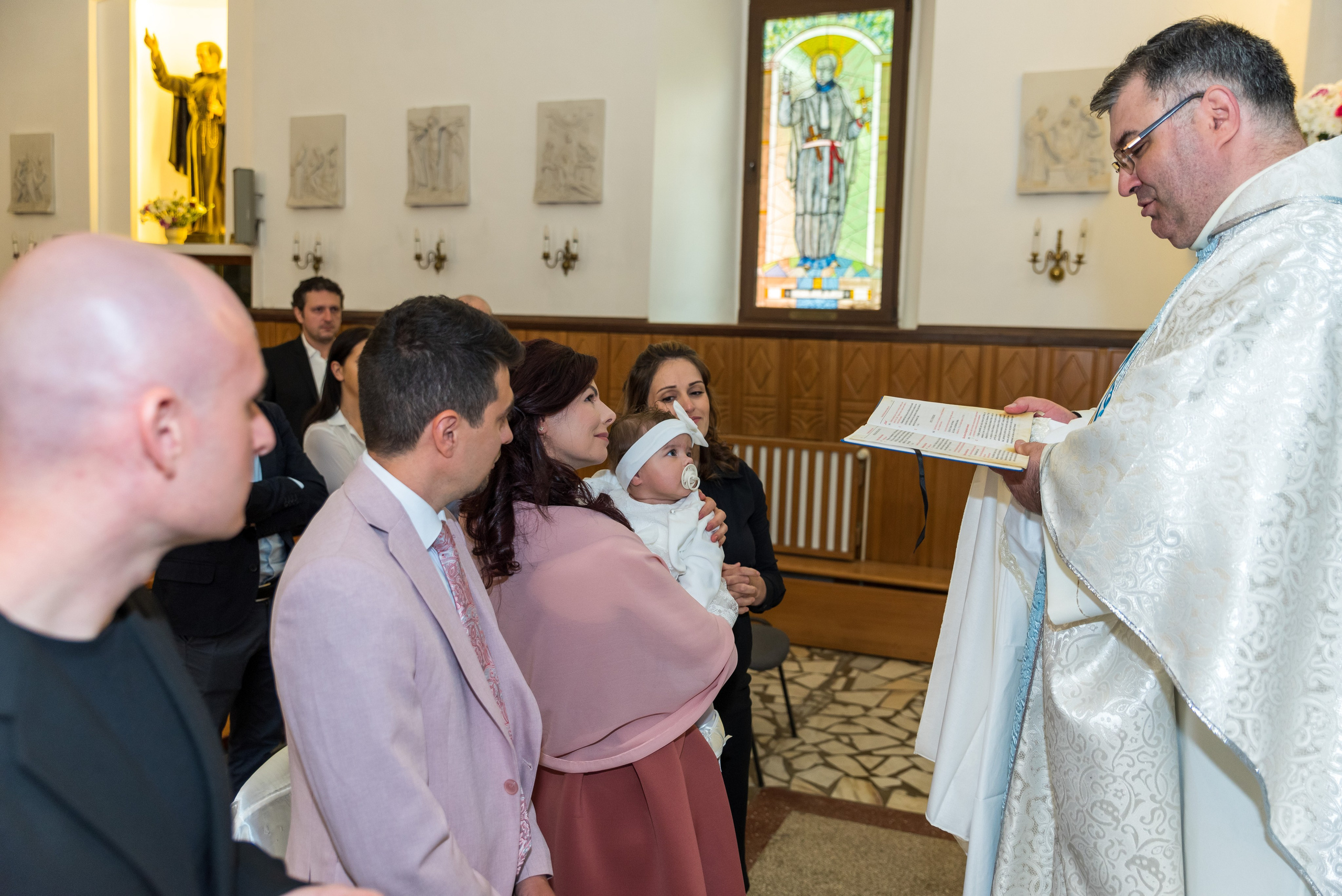 Fotograf botez catolic, sedinta foto biserică, fotografii cu bebe, fotograf profesionist botez Bucuresti, sedinta foto de familie, sedinta foto cu bebe, fotografii la botez acasa, fotografii pregatiri bebe, botezul bebelusului, obiceiuri la botez, fotograf pentru botez, oferta foto botez, fotograf profesionist Bucuresti, botezul.