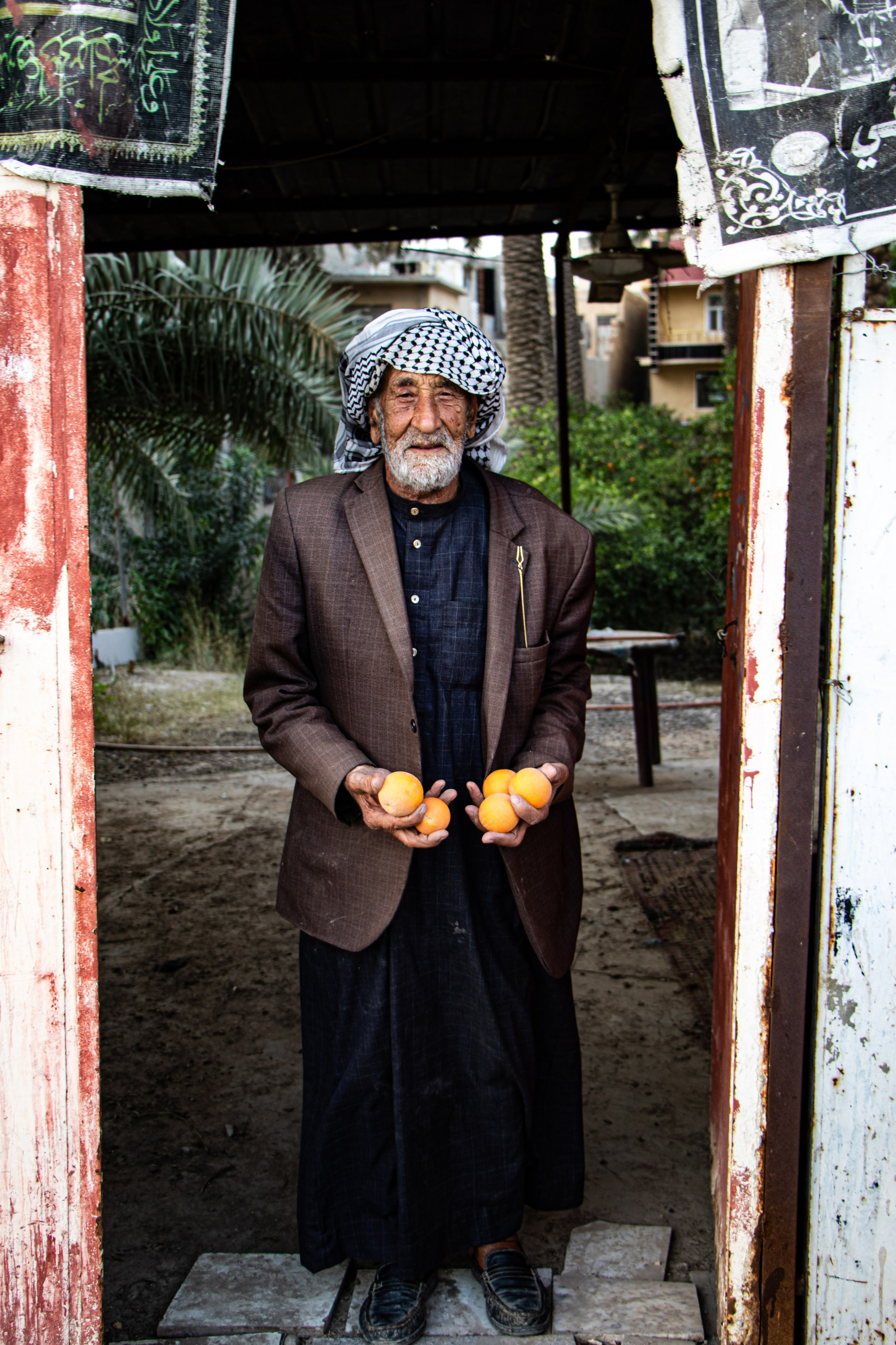 Un vieil homme de Bagdad offre des oranges dans sa maison, au bord du Tigre.