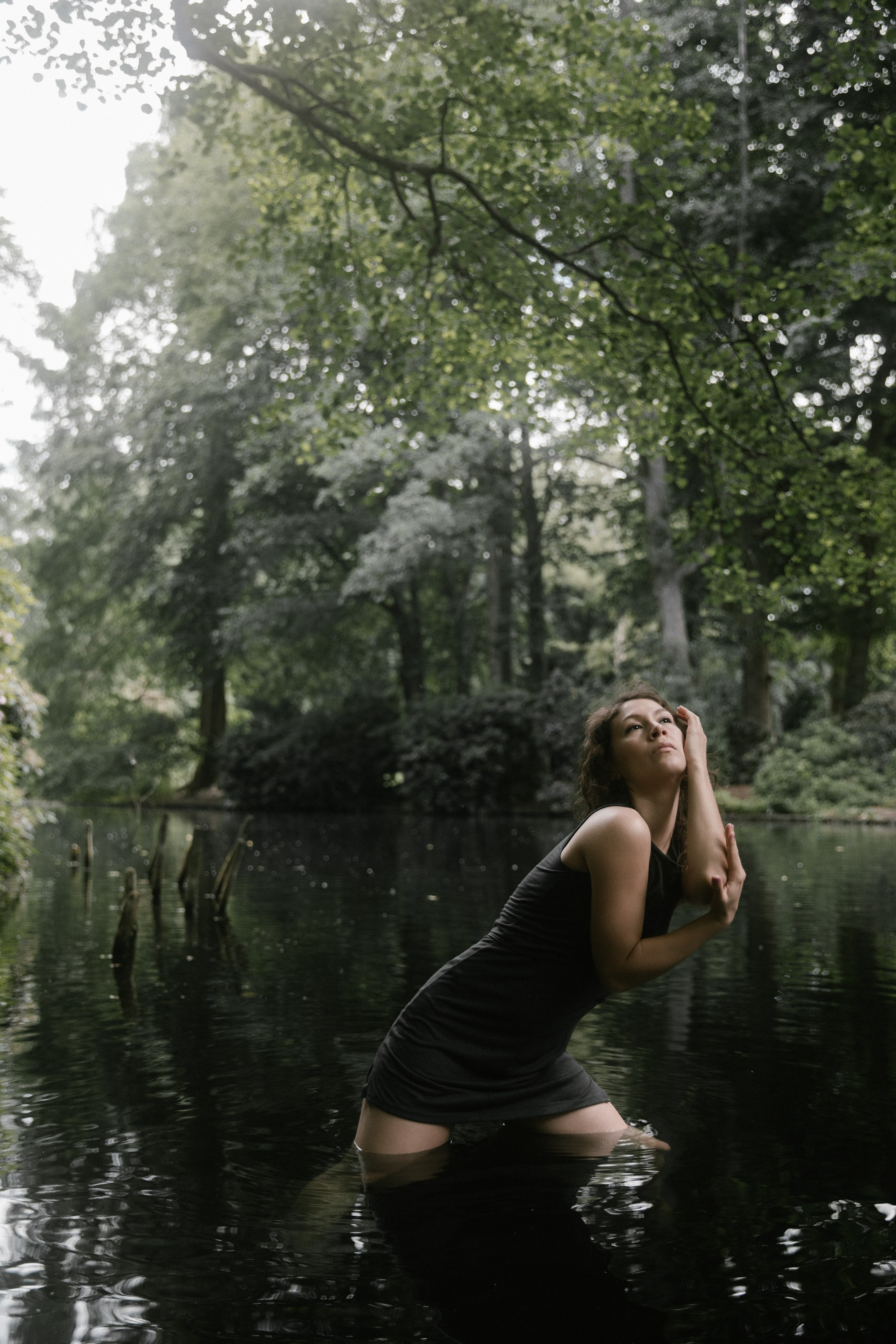 Ausdrucksvolle Tanzpose im Wasser, Naturporträt
