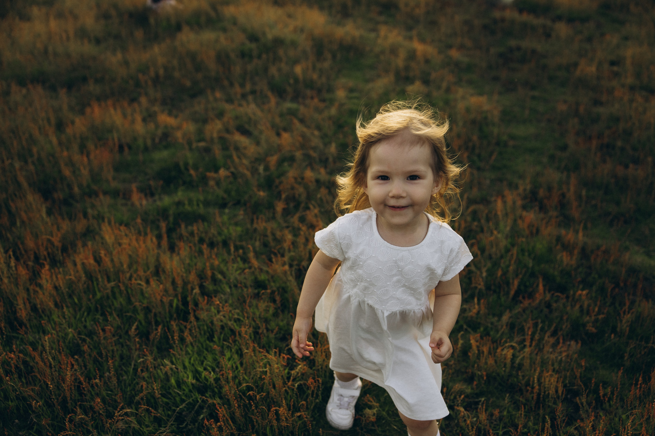 Familienshooting bei Sonnenuntergang. Familien & Hochzeitfotografin Nadja Holzmann