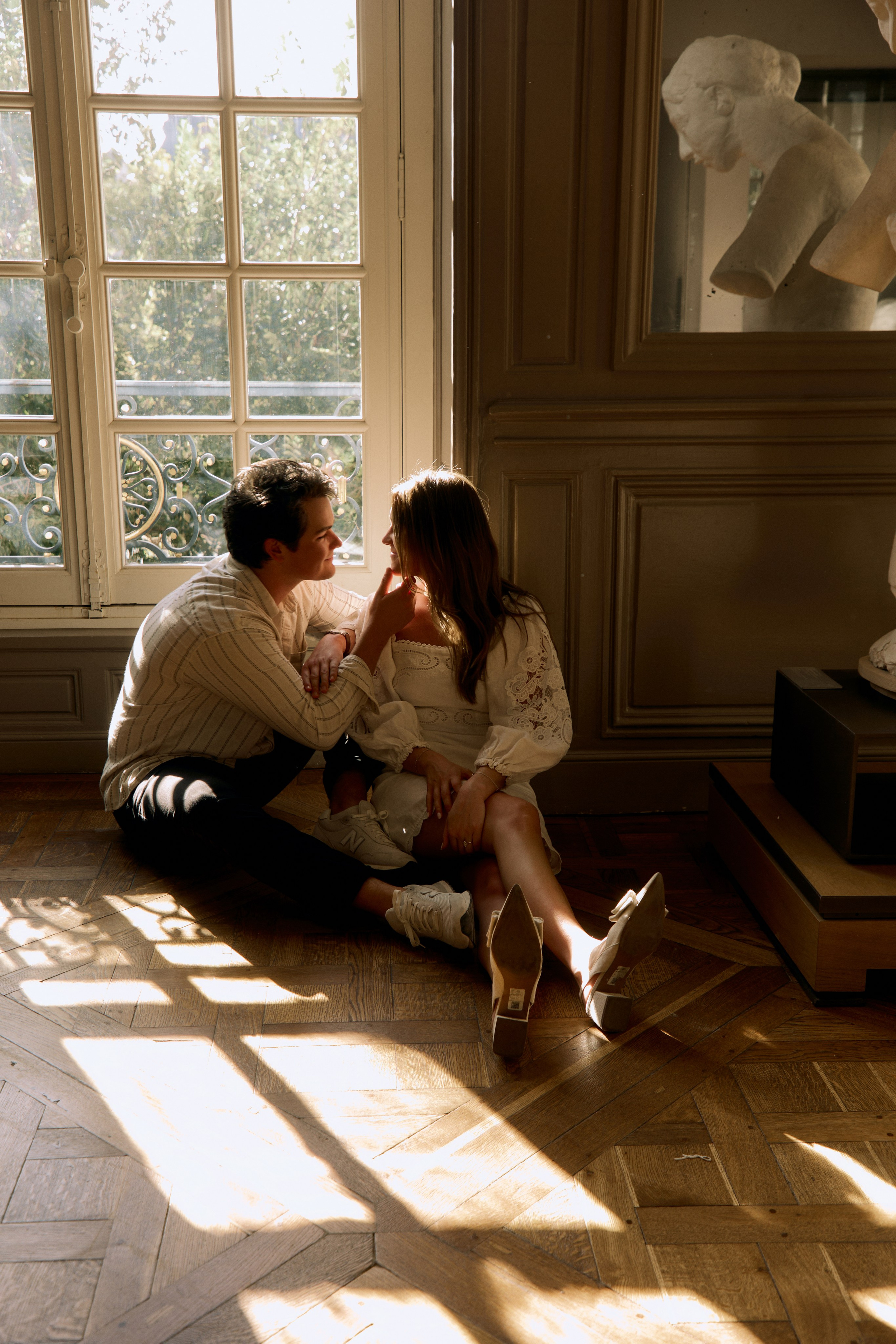 Hannah & Drew museum engagement. Photographer in Paris