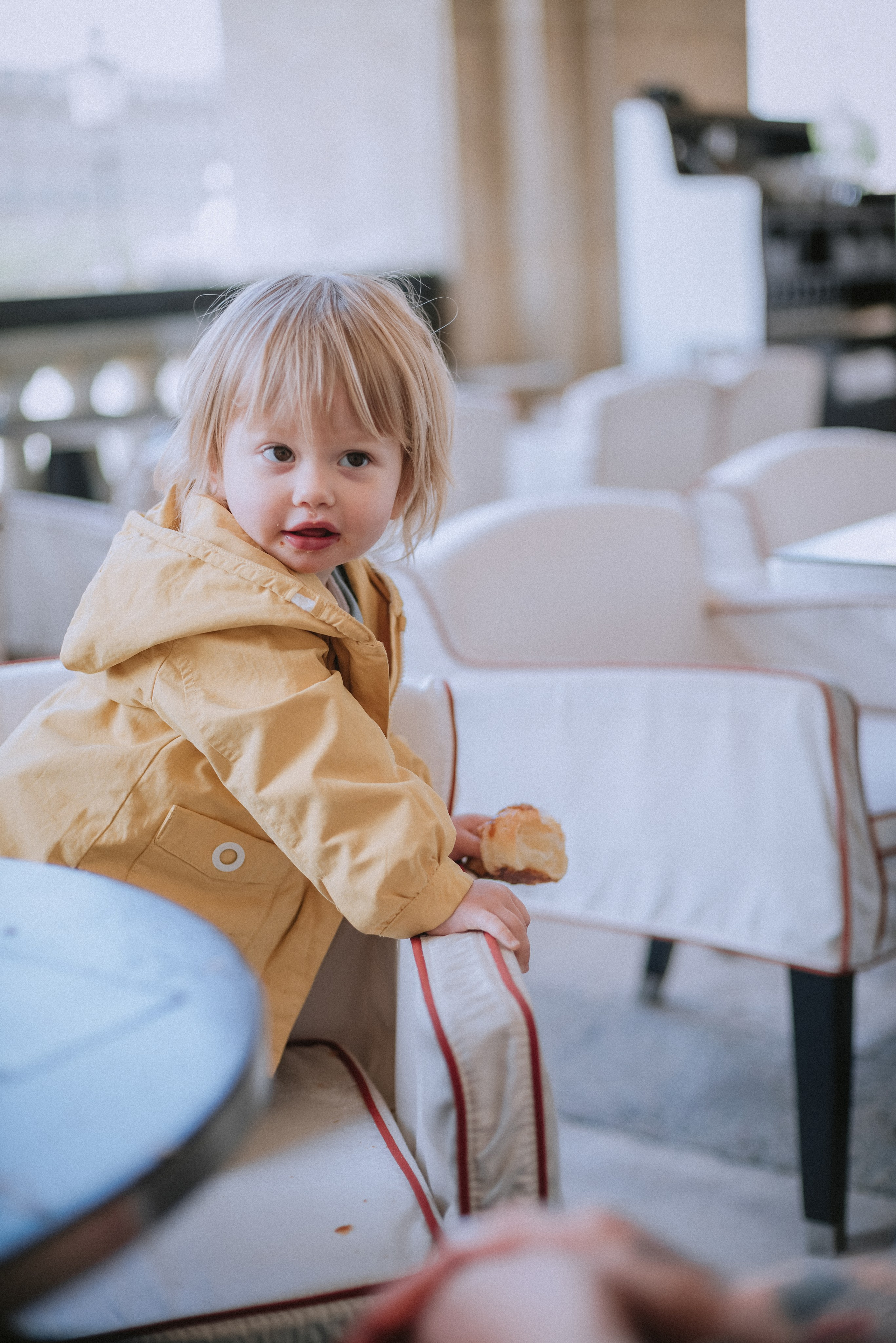 Lifestyle family walk in Tuileries Gardens. Ksenia Marchand/ Lifestyle photographer in Paris