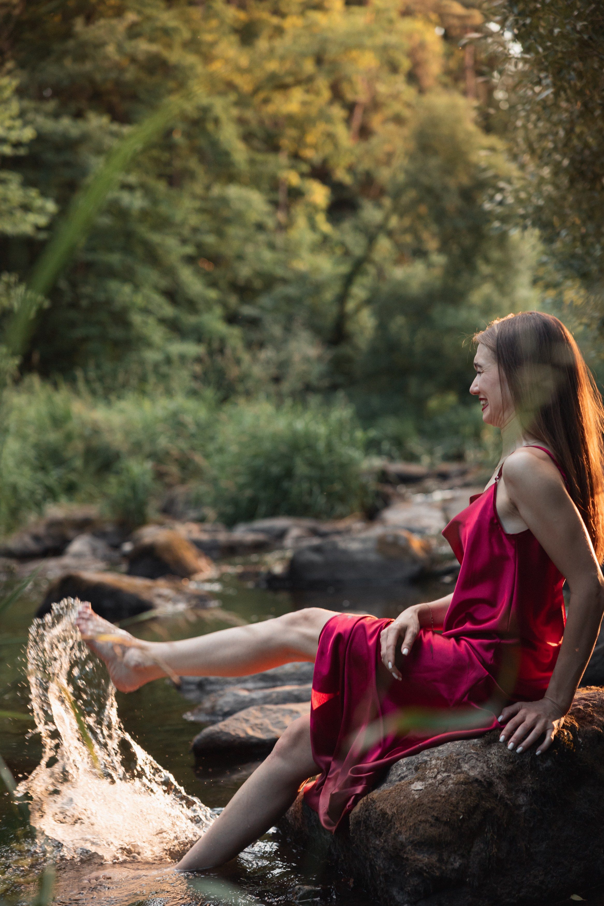 Portrétní focení u řeky — žena v červených šatech. Lifestyle a rodinná fotografka v Pisku Oxana Telupilova