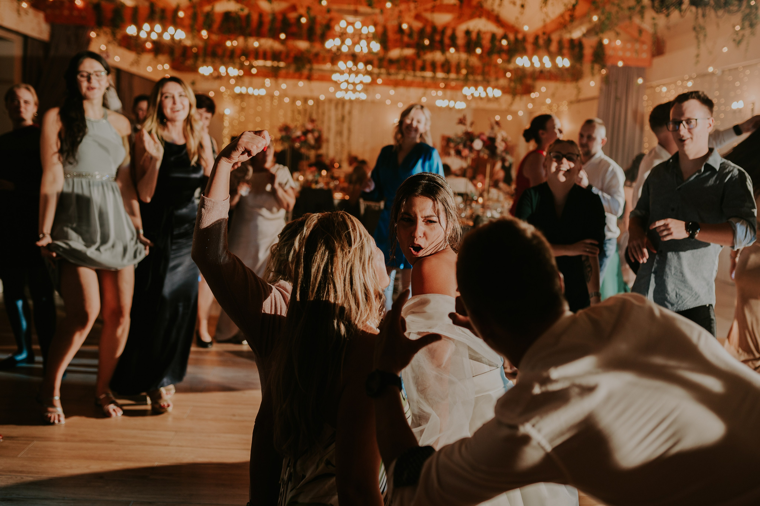 Sala Koralowa w Jaworzu: Opowieść o ślubie Nikoli i Kacpra. Karkowskafoto - fotografia miłości