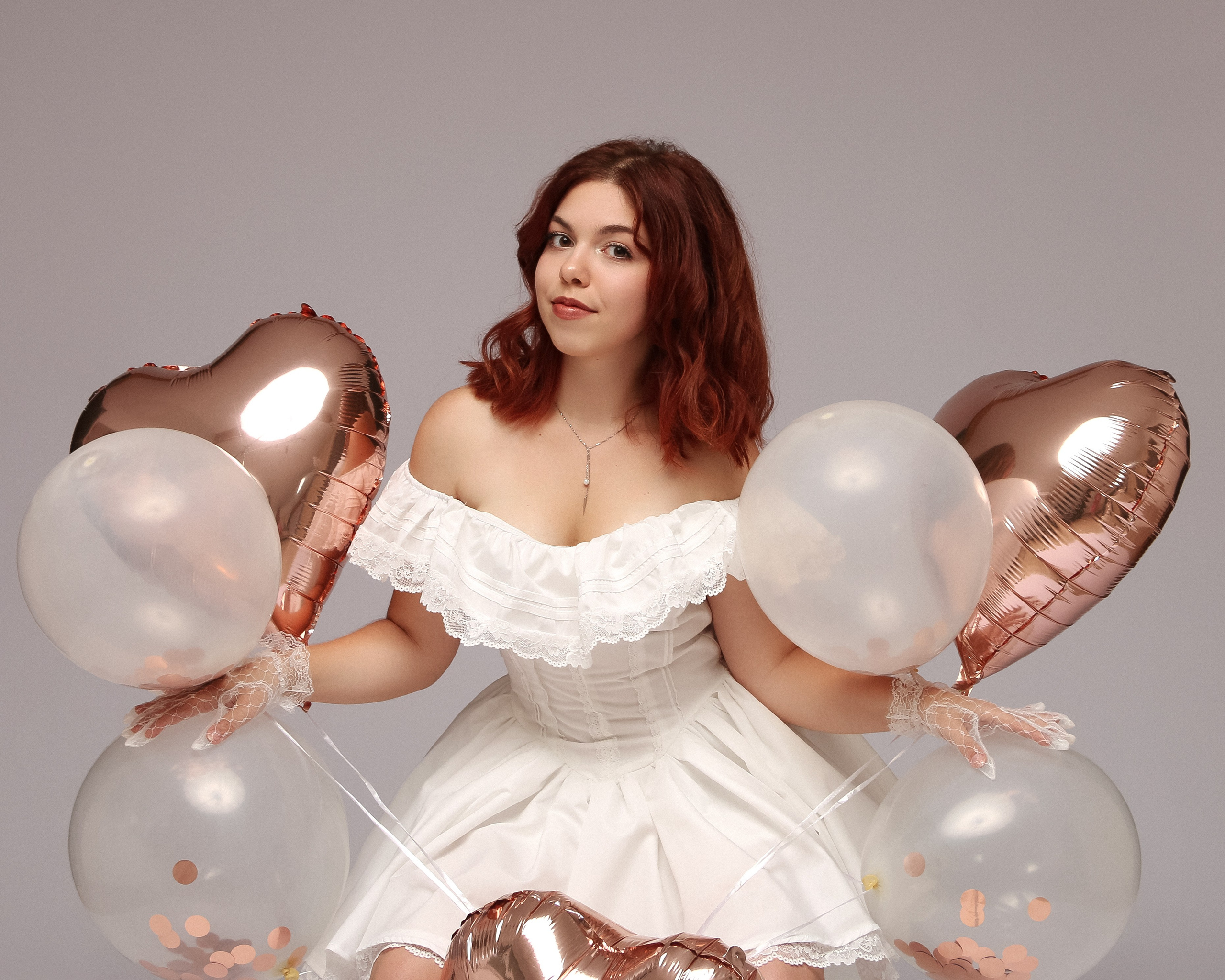 Mariia mit Luftballons im Studio – verspieltes und helles Fotoshooting