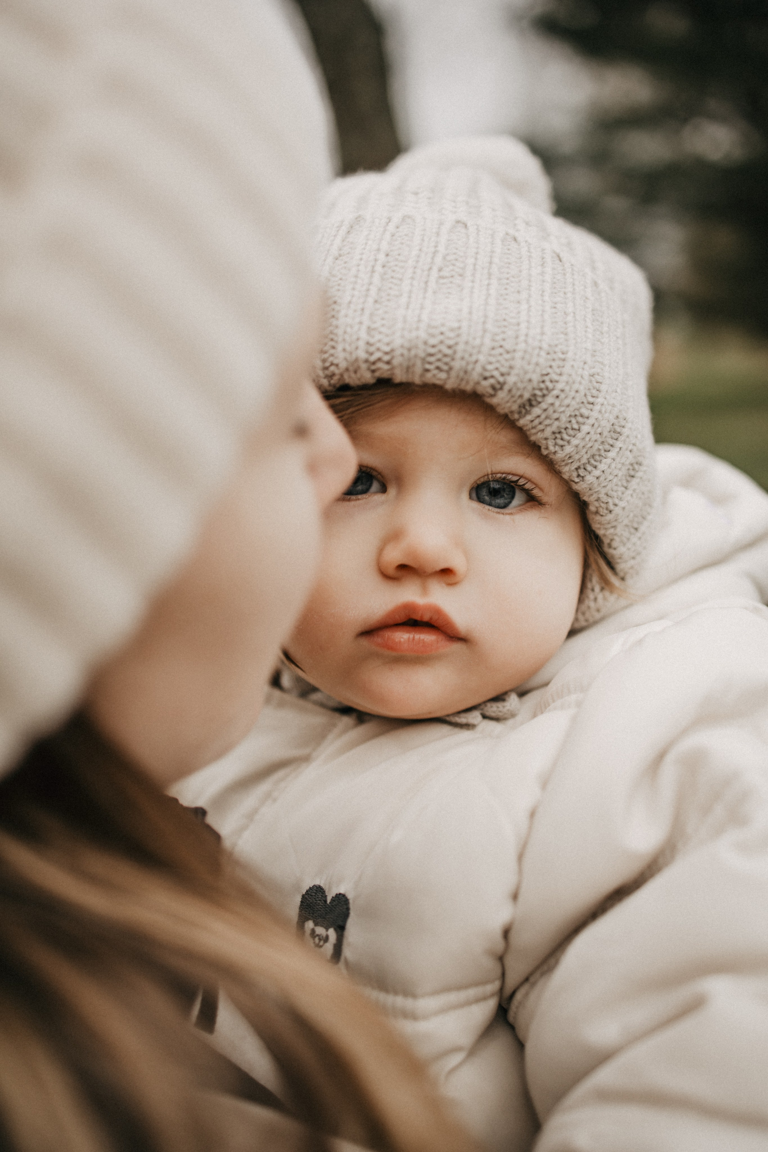 Photoshoot dans le jardin au printemps. Je suis Olga, votre photographe de famille à Metz et dans toute la France