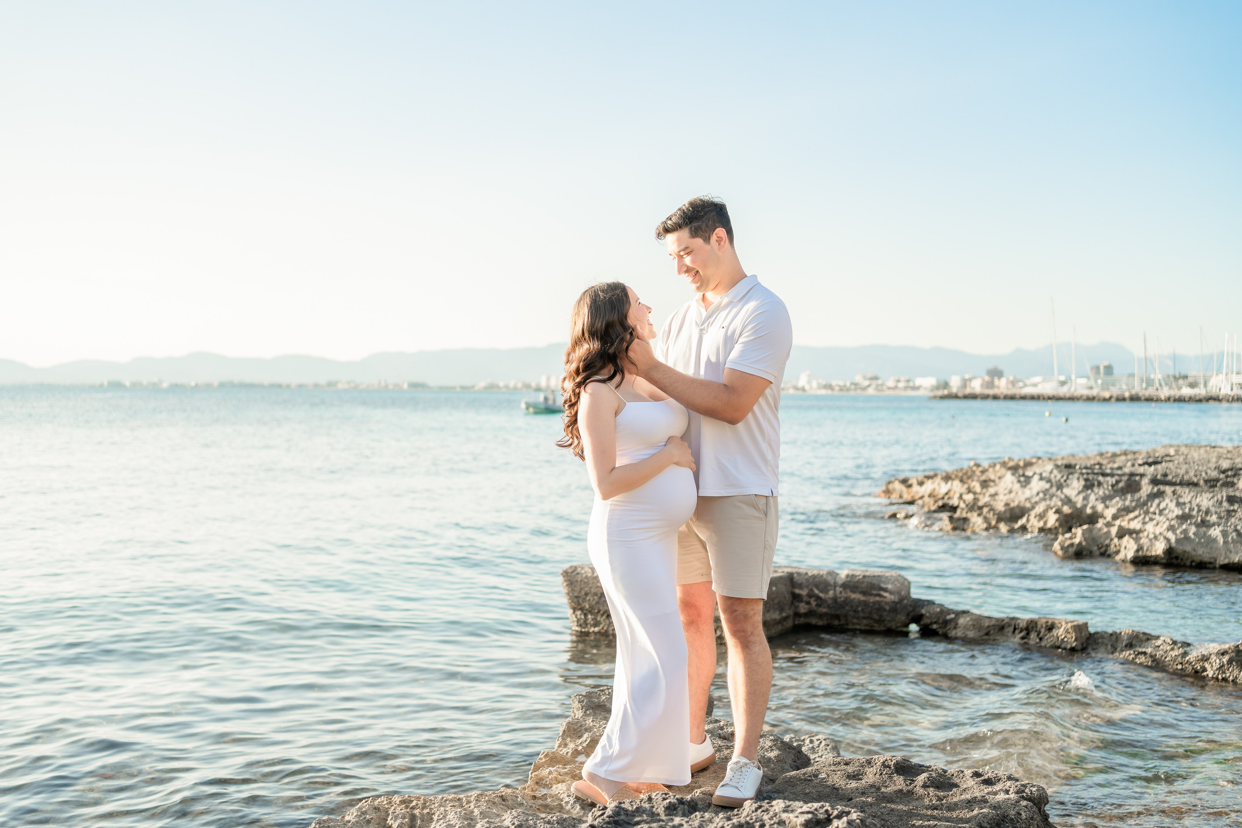 Maternity Photoshoot by the Sea in Mallorca – Natural & Timeless Moments. Deine Fotografin auf Mallorca für Familien und Business