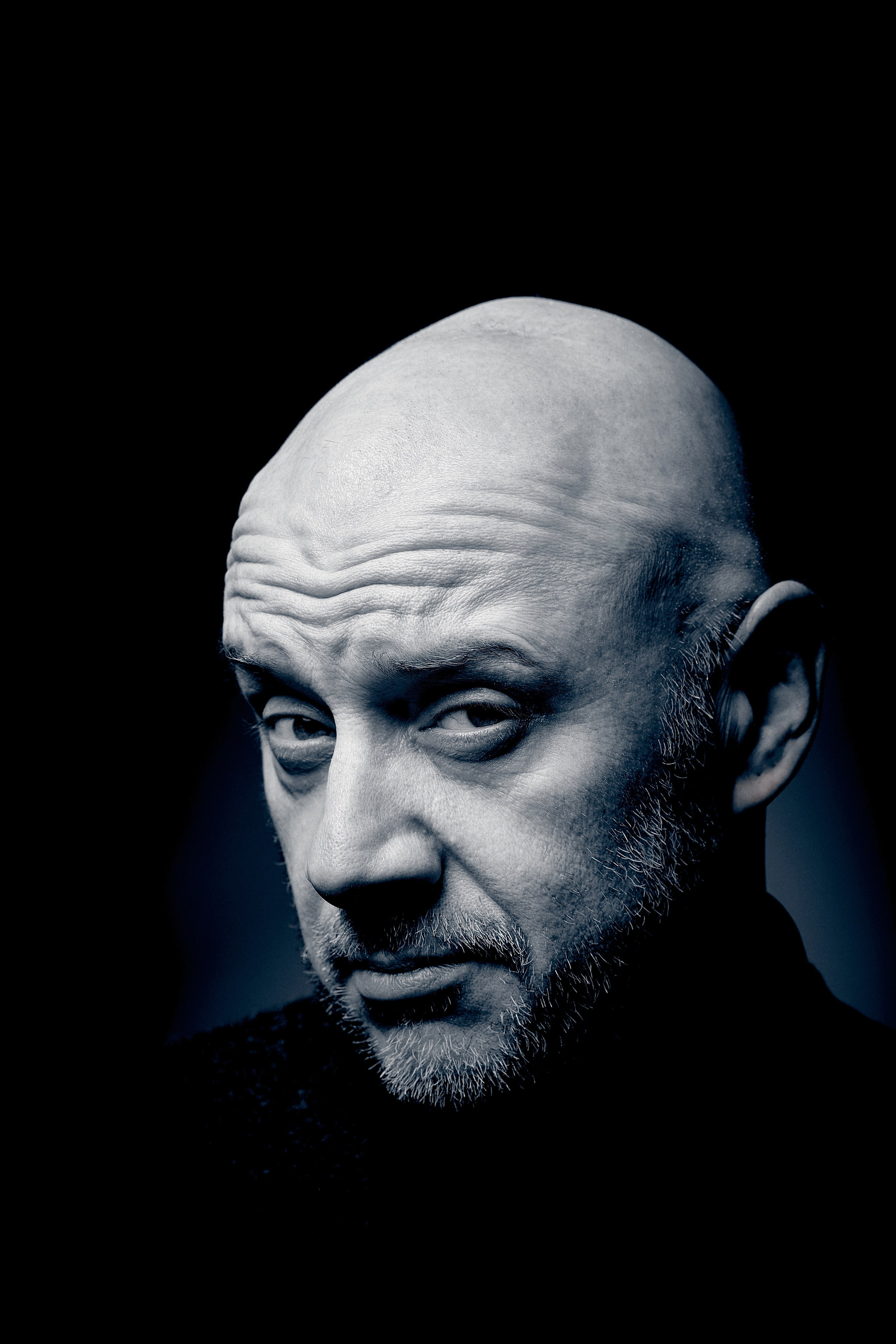 Portretowy fotograf Andriej Szypiłow - Spojrzenie na Kumpla w stylu Noir. Każdy z nas ma swoją ciemną stronę… Portret czarno-biały. BW. Black and White Portrait.