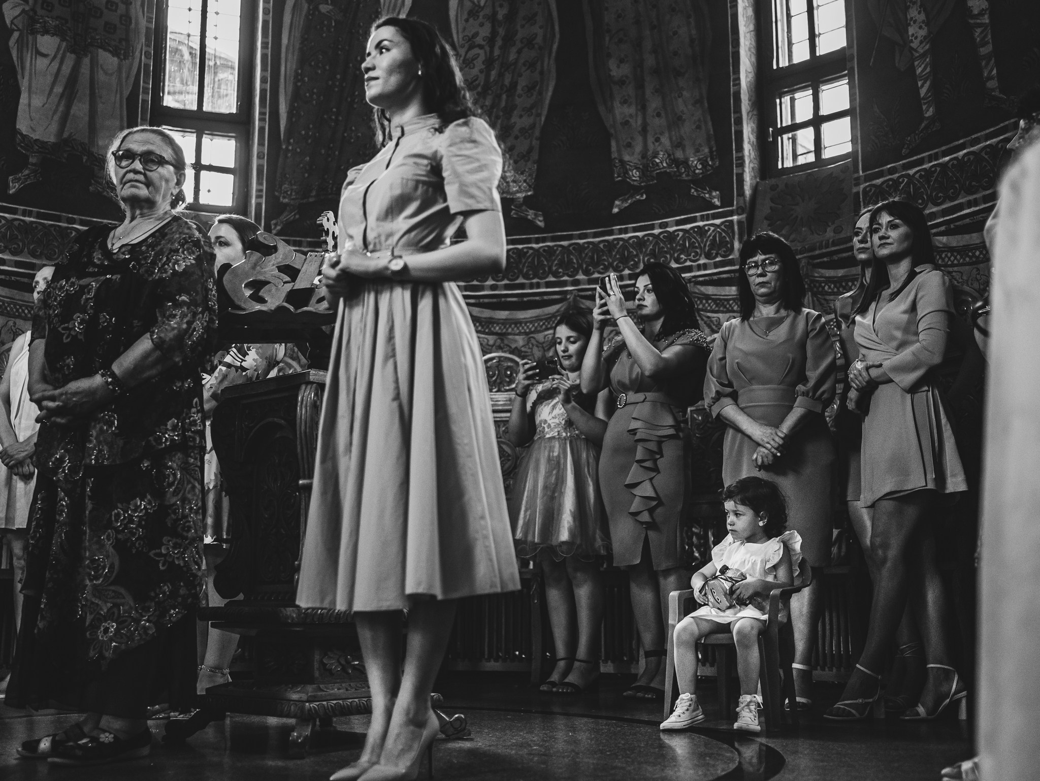 Moment emoționant între miri în ziua nunții, surprins într-un cadru natural și romantic, la Conacul din Livada. Fotografie de nuntă profesională, editată artistic pentru a evidenția emoția și eleganța evenimentului.