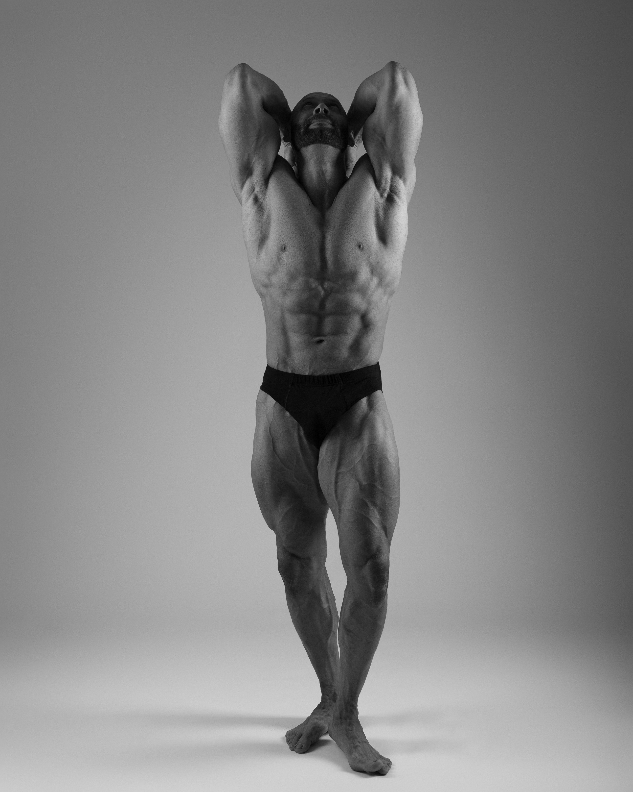 Studioaufnahme von Alex – kraftvolle Pose mit klar definierten Muskeln