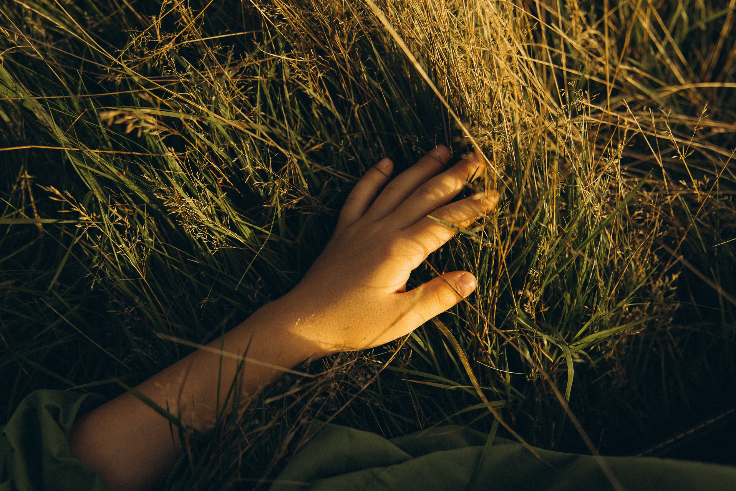 Mama und ihre zwei bezaubernden Töchter in einer familiären Fotosession. Familien & Hochzeitfotografin Nadja Holzmann