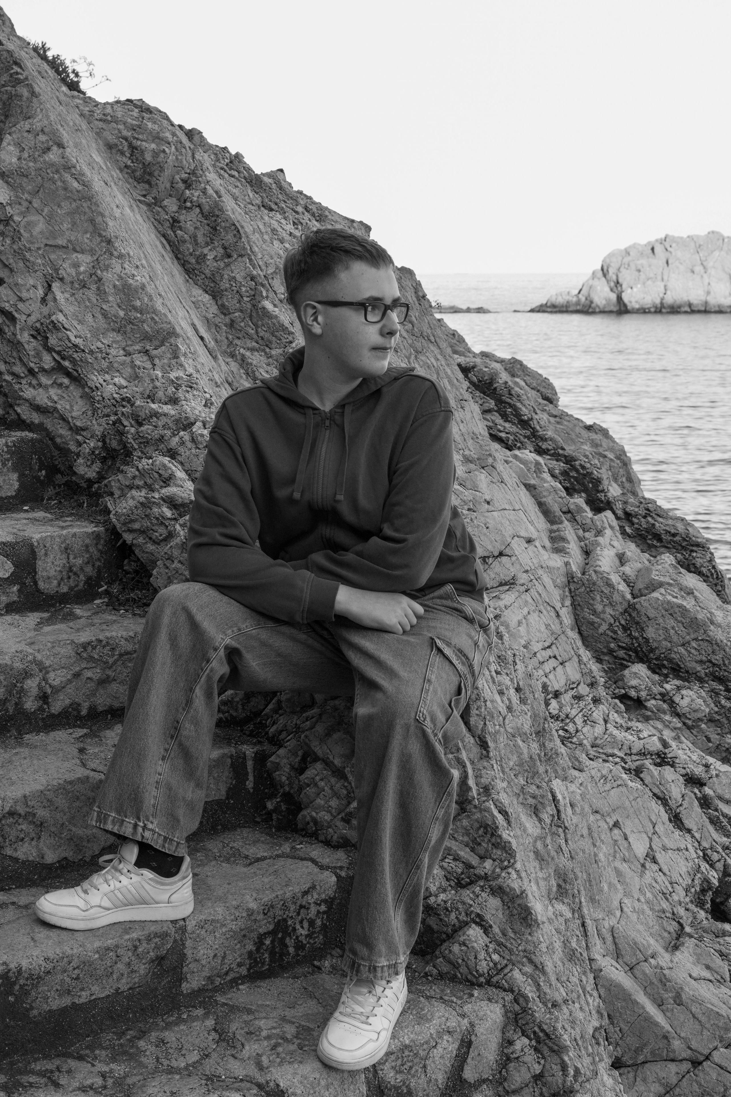 Portrait noir et blanc d'un jeune homme