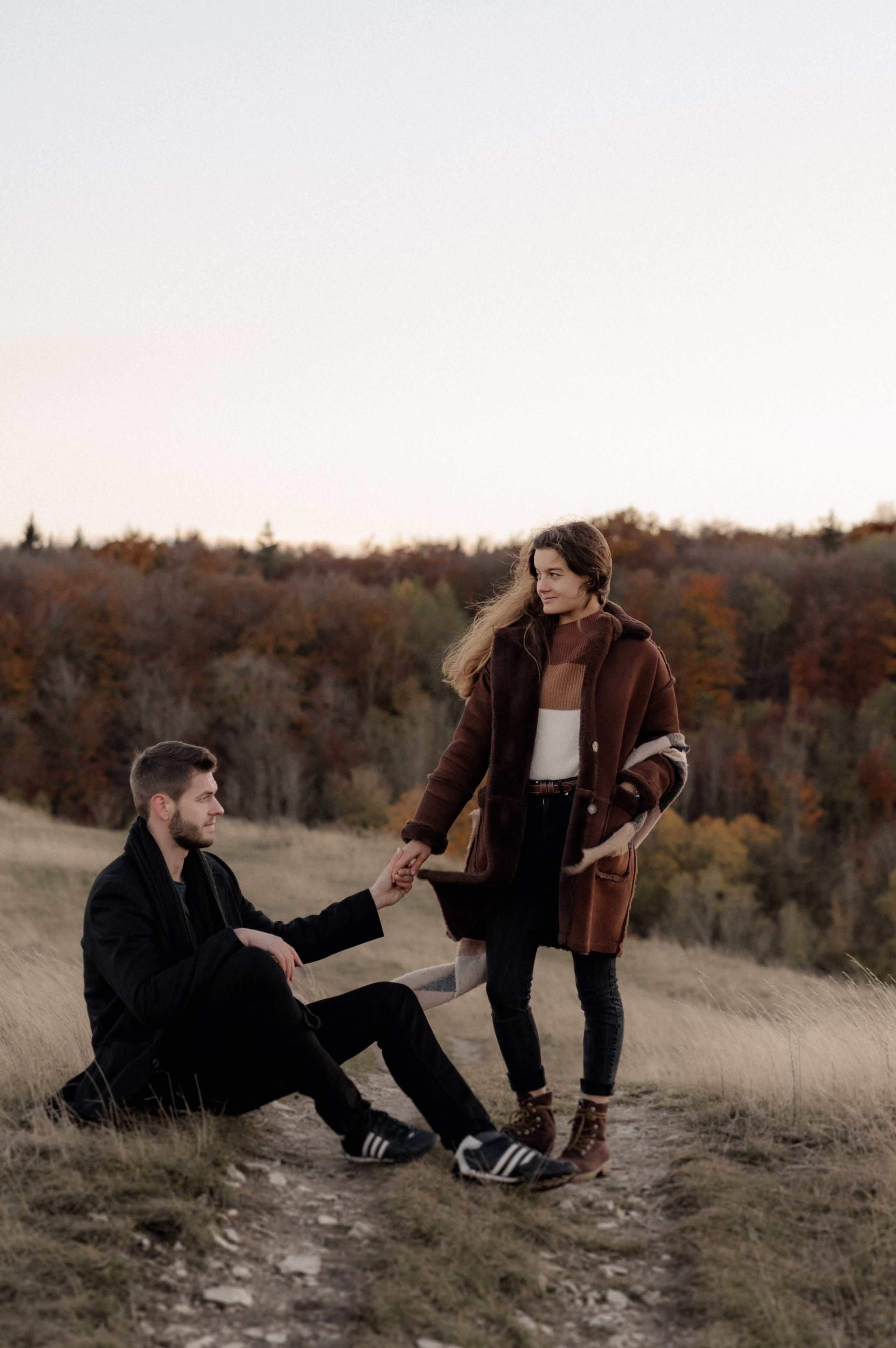 Wenn der Wind flüstert | Paarshooting am Gelben Berg. Фотограф в Нюрнберге Ирина Менерт из Ансбаха