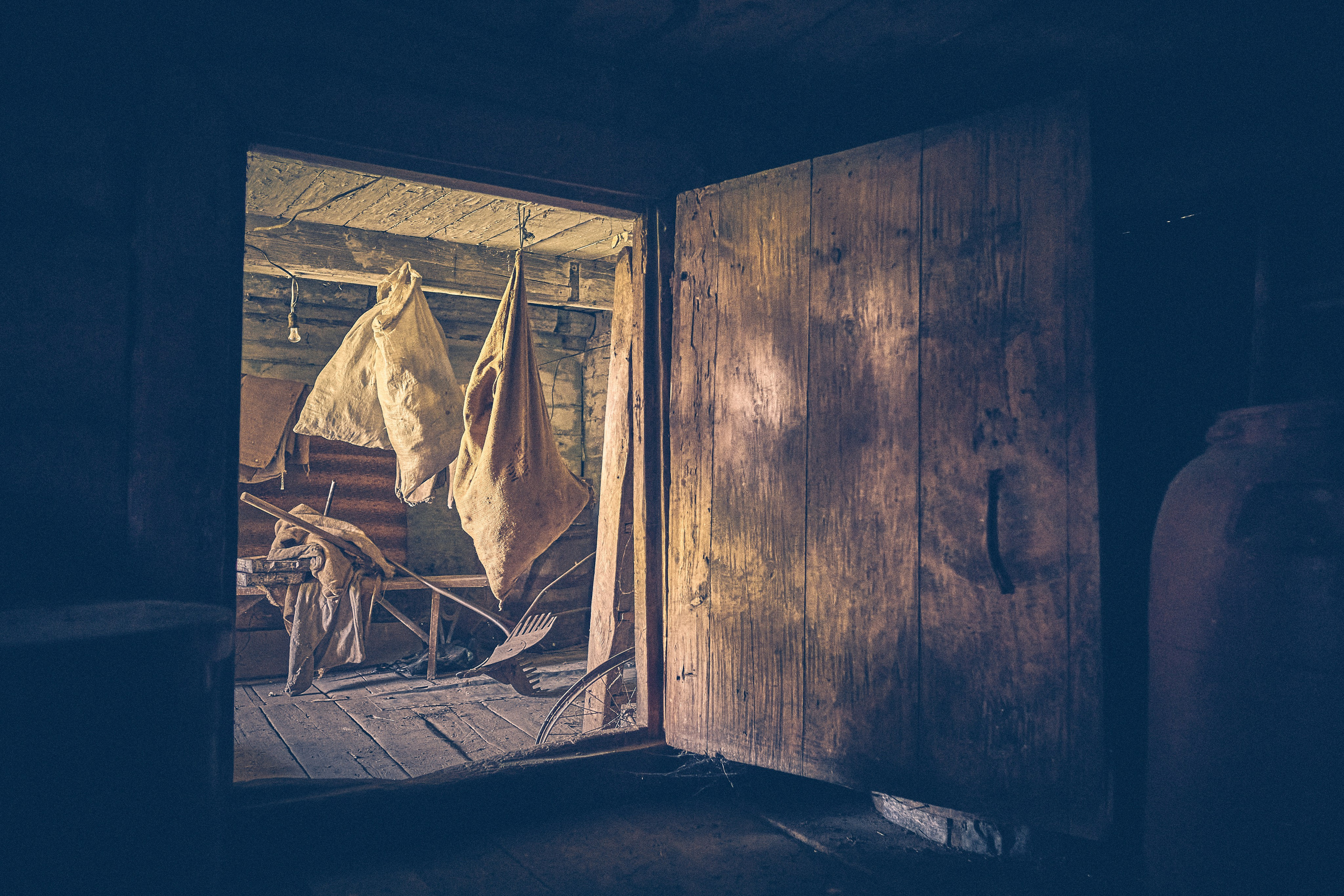 Andriej Szypiłow - Fotograf i Wideograf - Reportaż artystyczny - wizyta rodzinna in the middle of nowhere. Zabita dechami wieś na granicy Białorusi i Polski.
