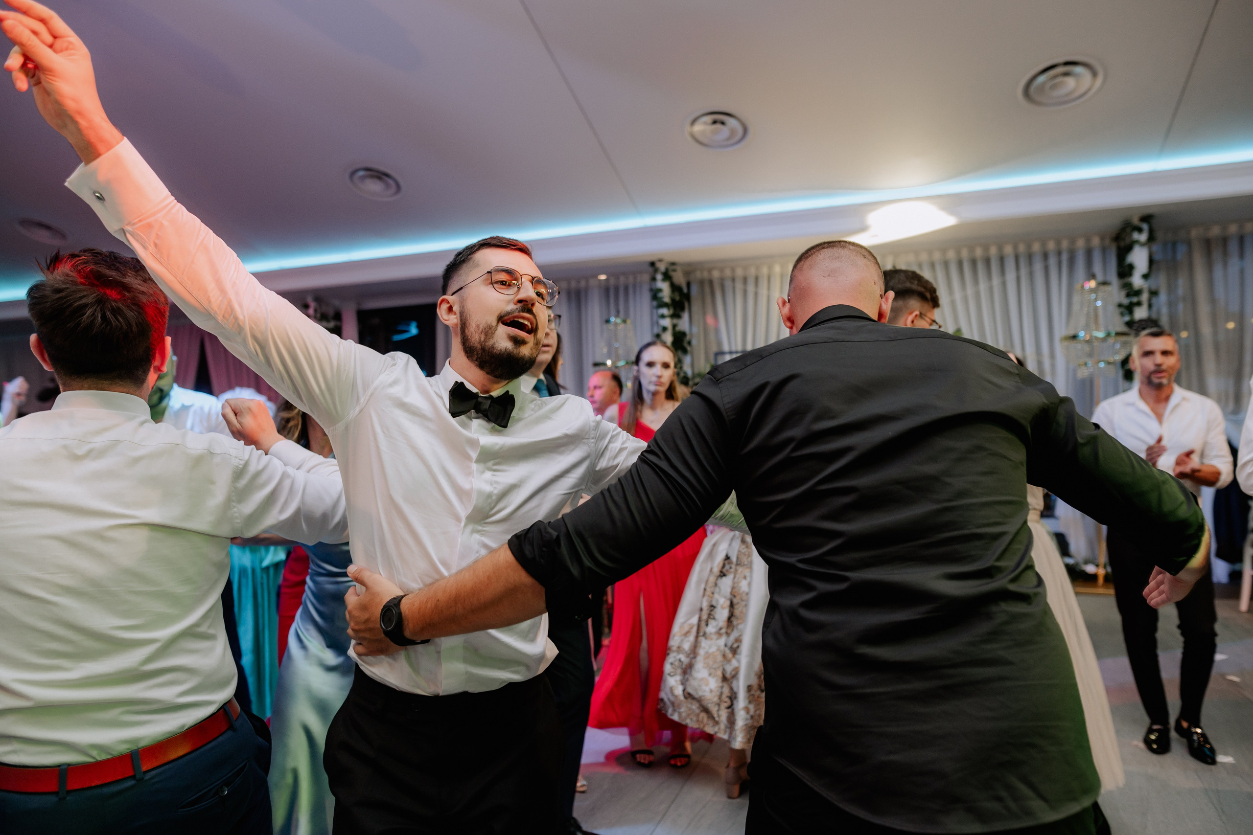 Cununie civila in aer liber , artificii de zi colorate , decor nunta , nunta la Hotel Traian. Proud Vision Weddings | Wedding Photography & Film — Servicii profesionale Foto Video Nunta Iasi