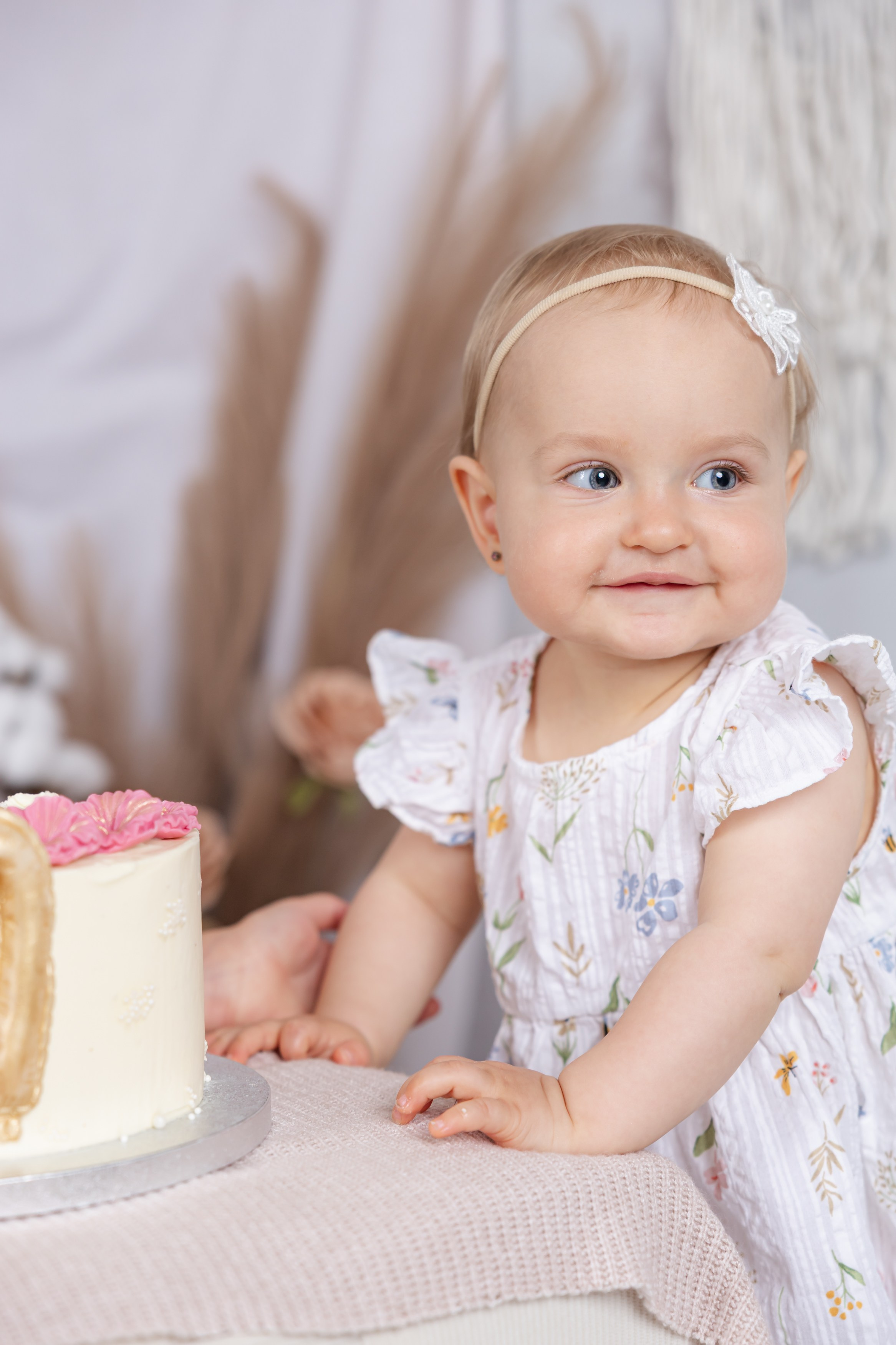 Smash Cake focení – malý svátek v ateliéru v Písku. Miminko, dort a radostné emoce na fotkách
