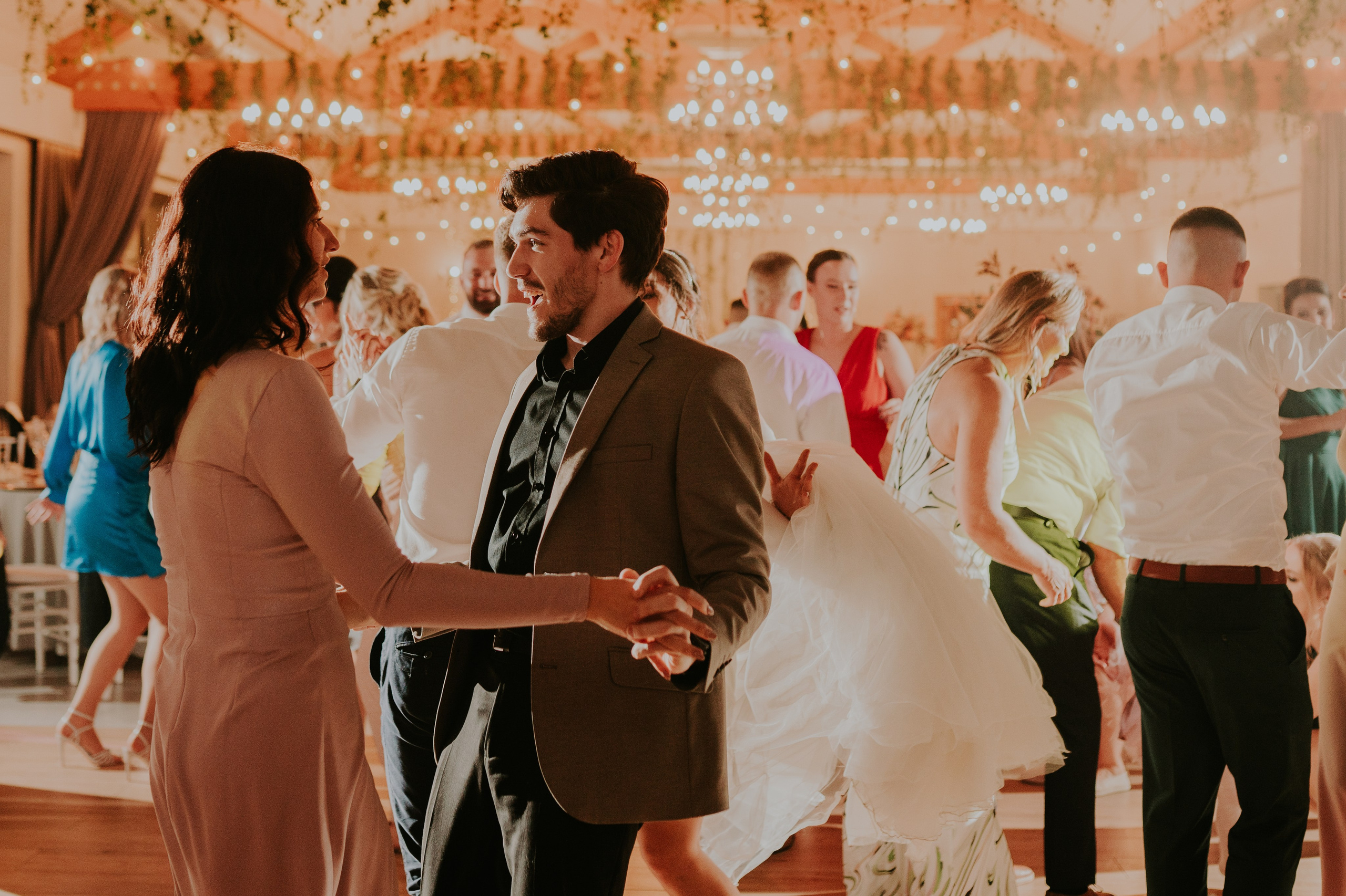 Sala Koralowa w Jaworzu: Opowieść o ślubie Nikoli i Kacpra. Karkowskafoto - fotografia miłości