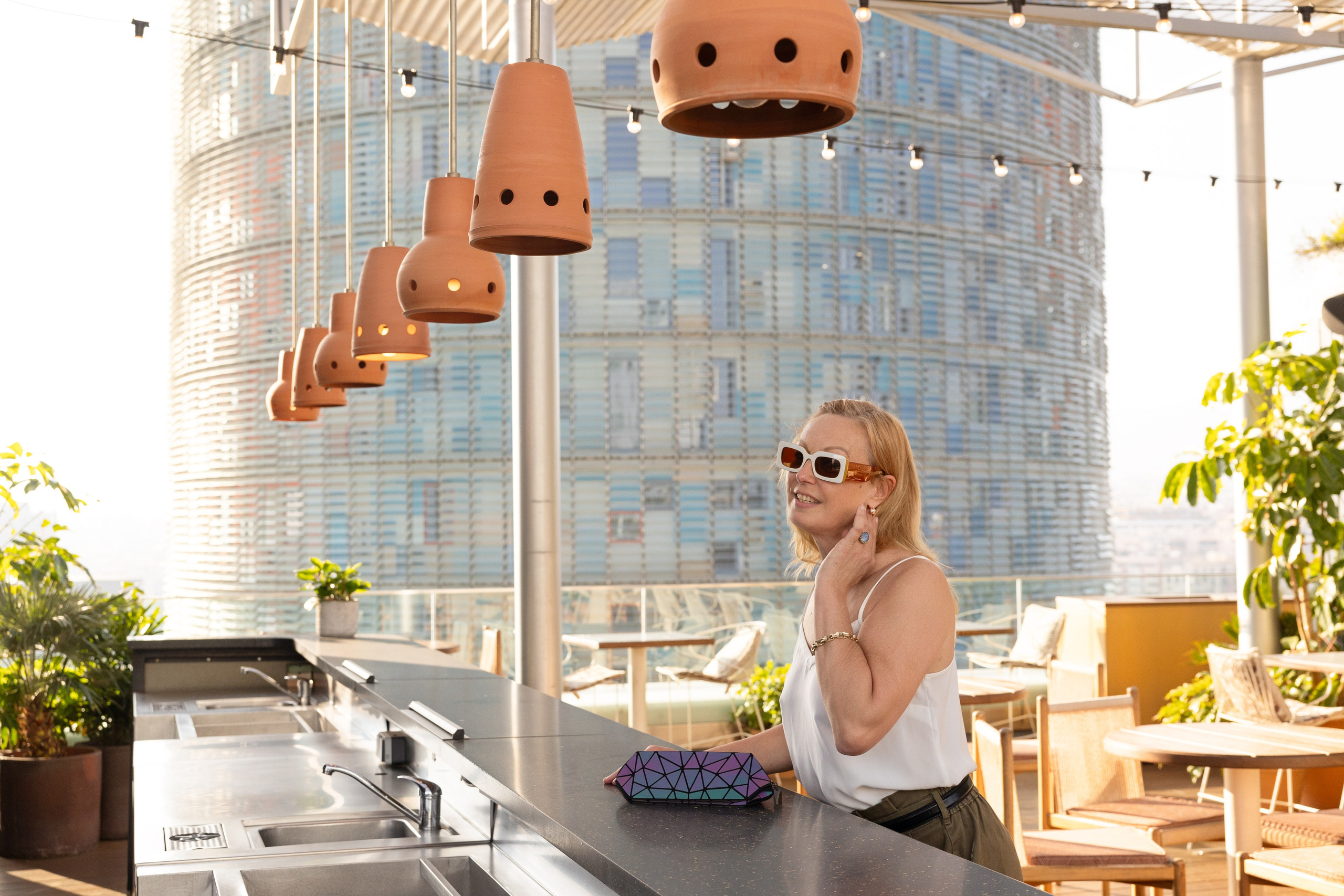 Séance photo de marque personnelle au Hoxton, Poblenou sur le toit. Eugénie Smirnova — Photographe à Toulouse et dans le Sud-Ouest