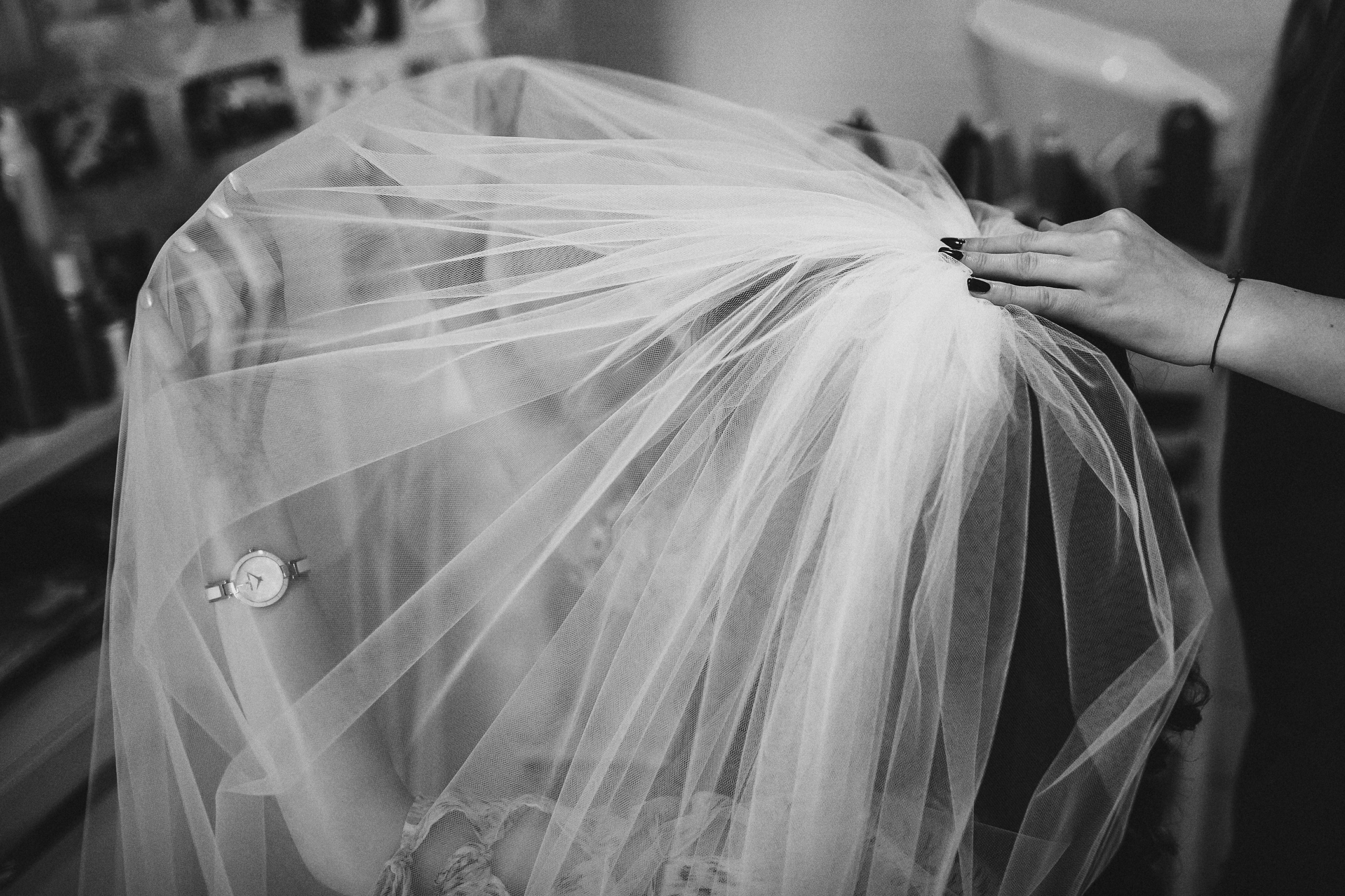  чёрно-белая утро невеста рука одевают фату подготовка Фотограф в Ирландии свадьба Дублин
