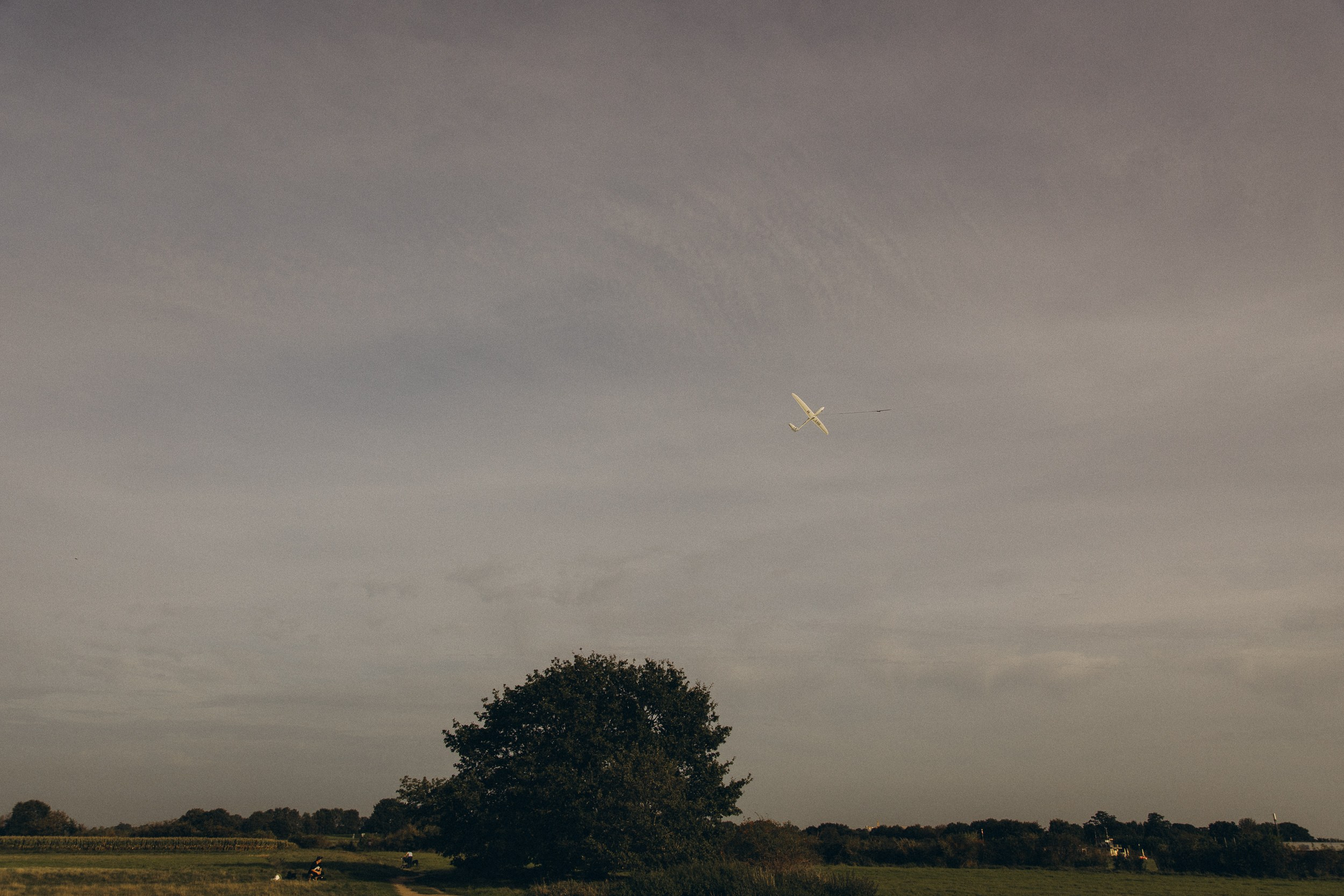 Mama und ihre zwei bezaubernden Töchter in einer familiären Fotosession. Familien & Hochzeitfotografin Nadja Holzmann