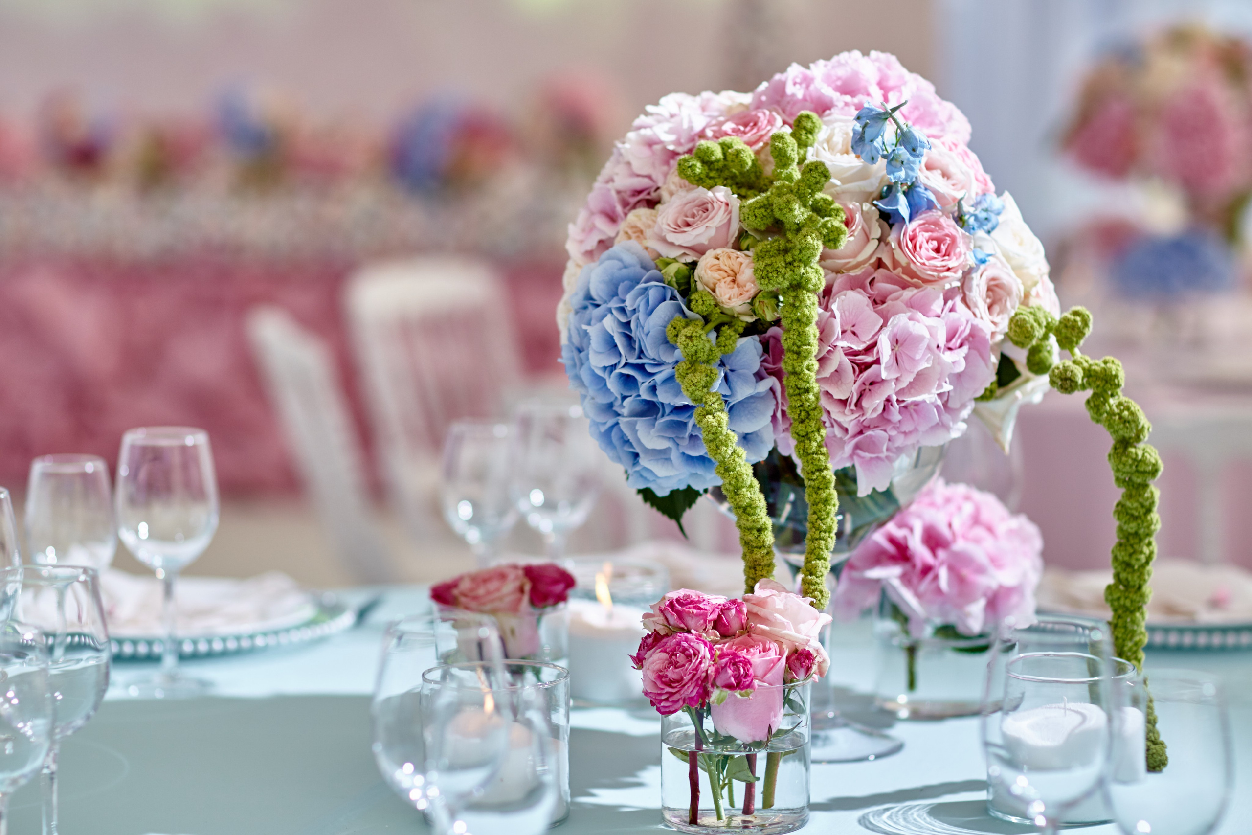 Décoration florale élégante pour mariage à Auxerre – centre de table avec hortensias et roses pastel