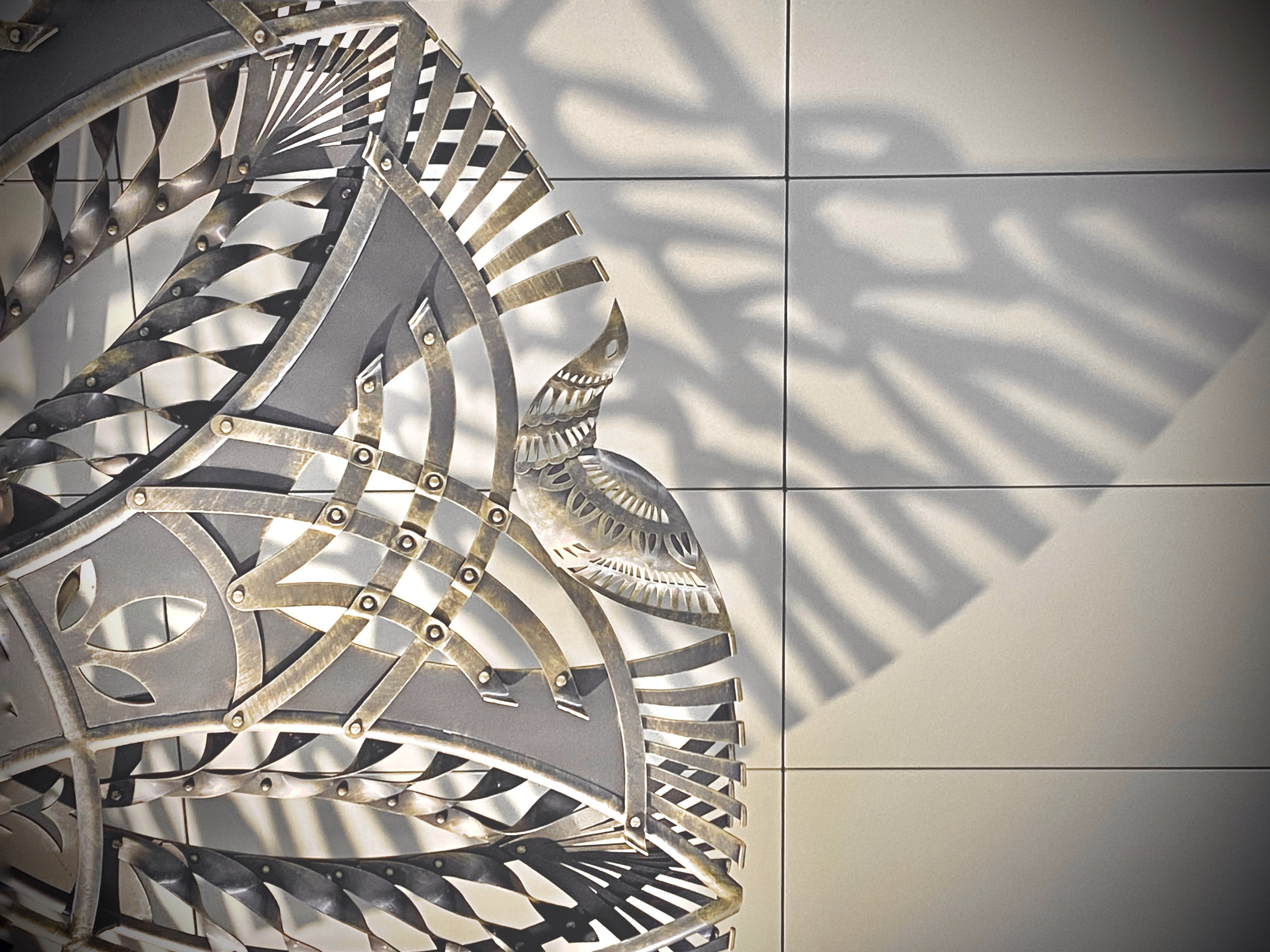 Минское Метро. Станция «Ковальская слобода». 2019-2020 «КАВАЛЬСКIЯ ВЫЦIНАНКI» кованые подвесные светотеневые композиции, декоративные элементы. Сталь, художественная ковка, лазерная резка, сварка. Художники Мария Тарлецкая, Павел Войницкий, Архитекторы Владимир Телепнёв, Ольга Телепнёва, Анна Кузмич. По мотивам произведений Елизаветы Червонцевой и Молодечненской школы вытинанки.