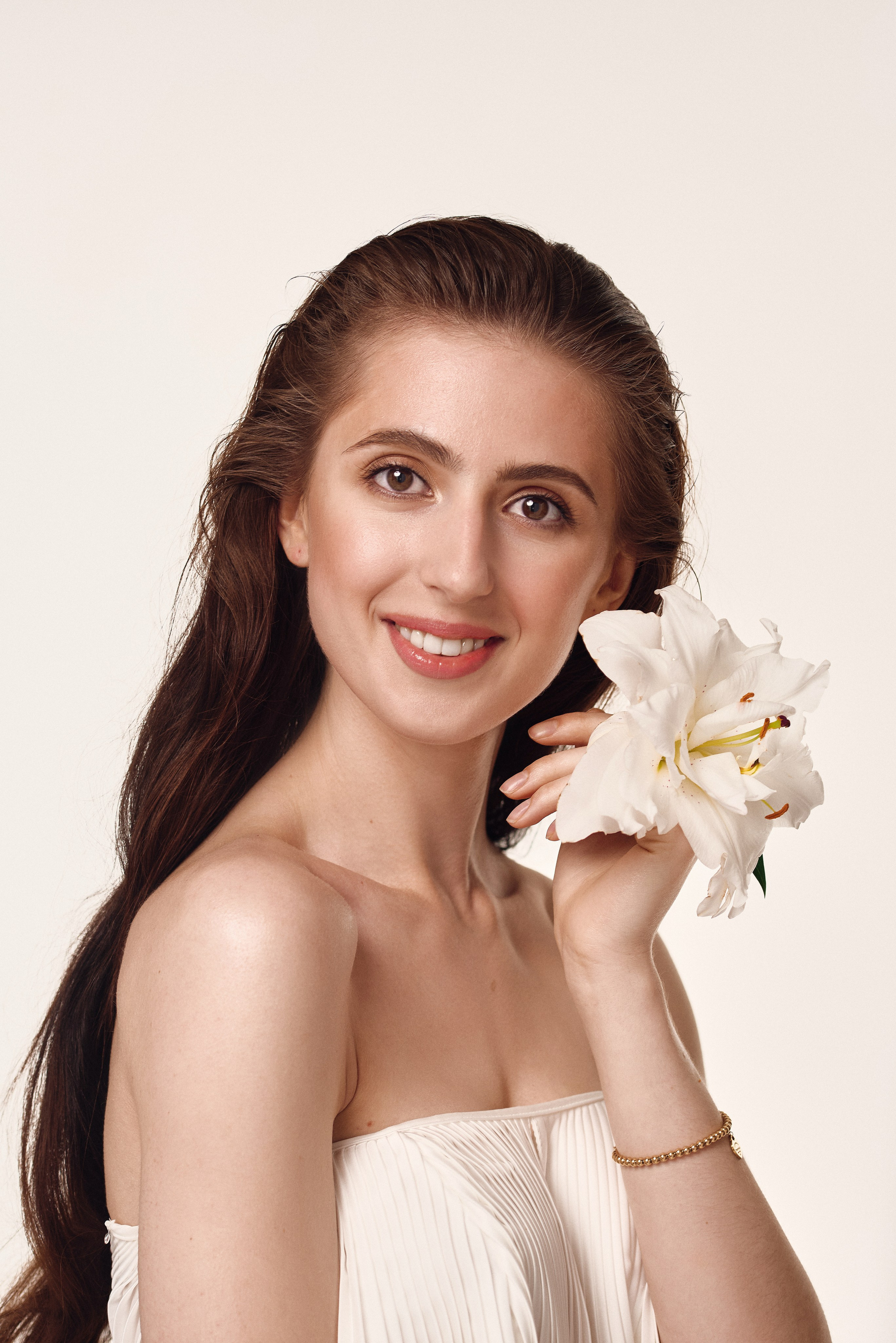 Romantyczna sesja zdjęciowa – kobieta w bieli z kwiatami, profesjonalna fotografia kobieca w Warszawie