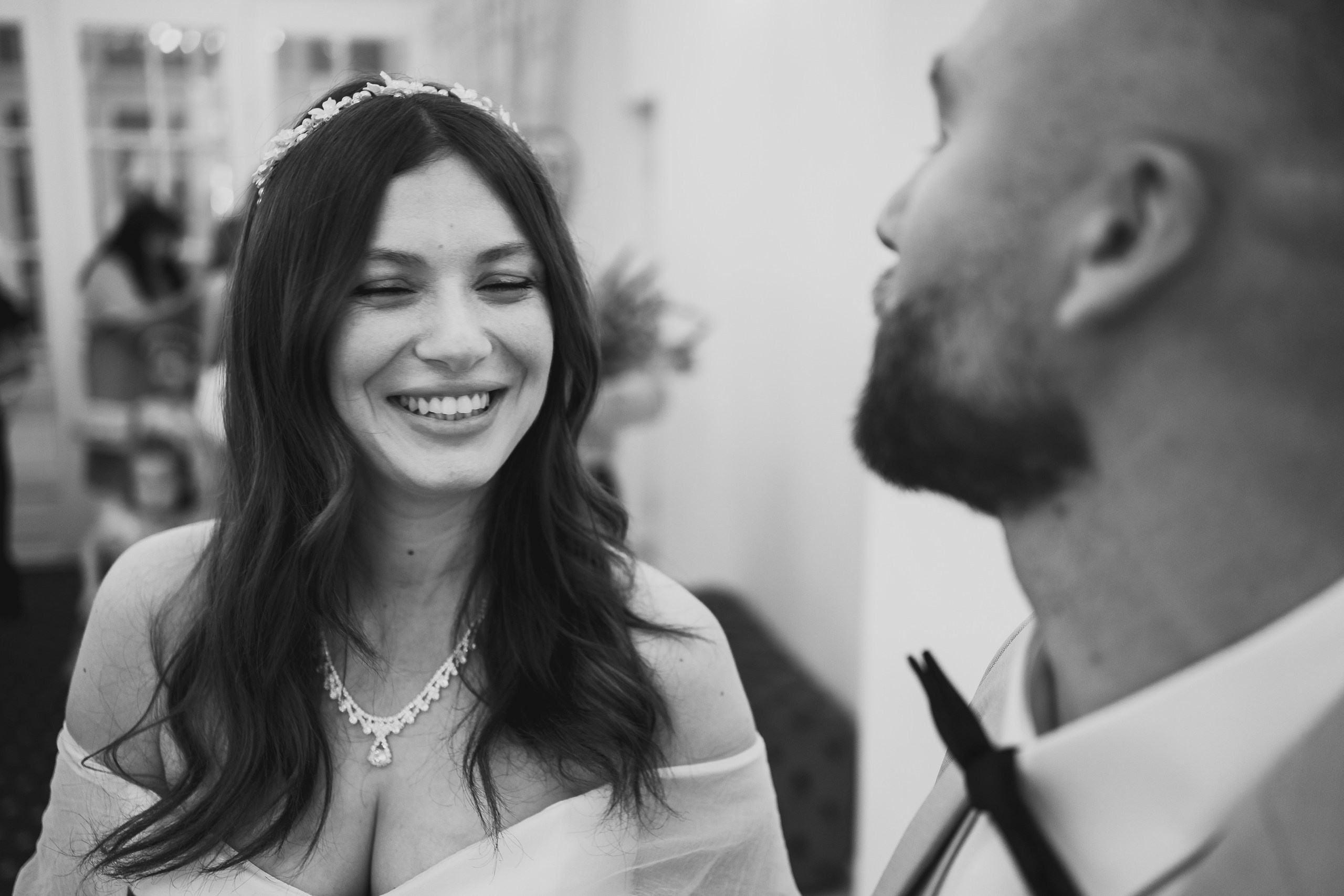 Miri fericiți în fața oficiului stării civile din Bucuresti, Sector 1, celebrând începutul unei noi vieți împreună. Fotografie de cununie civilă, capturând naturalețea și bucuria momentului special.