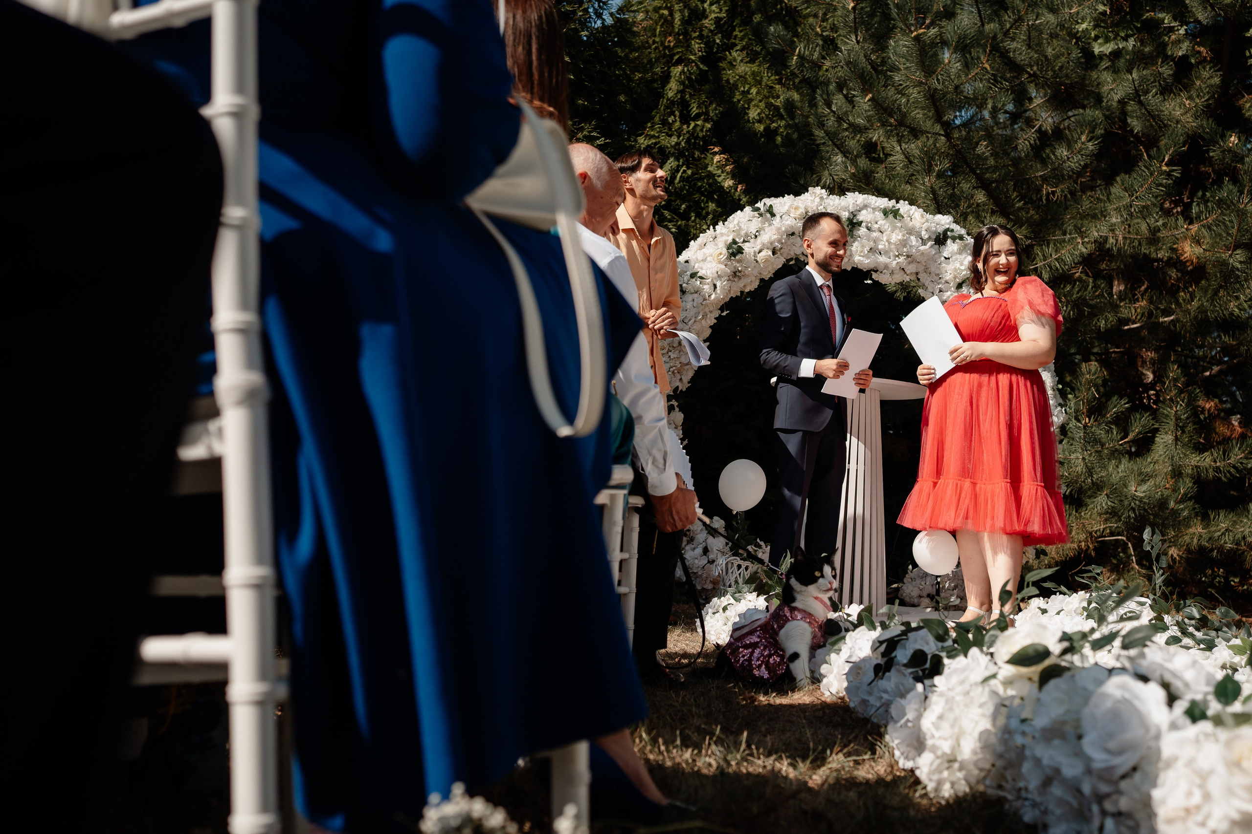 Miri fericiți în fața oficiului stării civile din Ploiesti, celebrând începutul unei noi vieți împreună. Fotografie de cununie civilă, capturând naturalețea și bucuria momentului special.