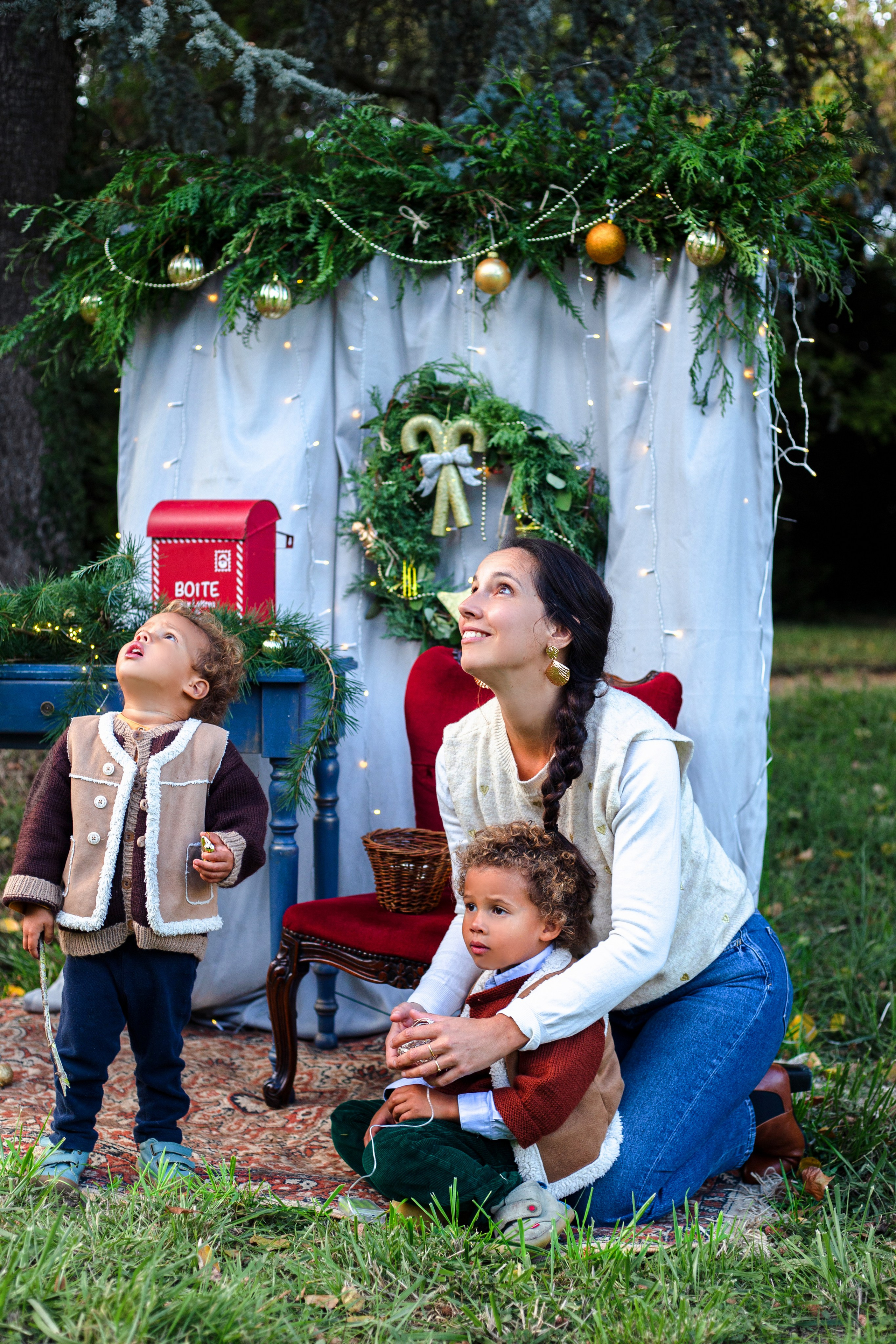 Séance photo de famille en décor de Noël – ambiance chaleureuse et festive