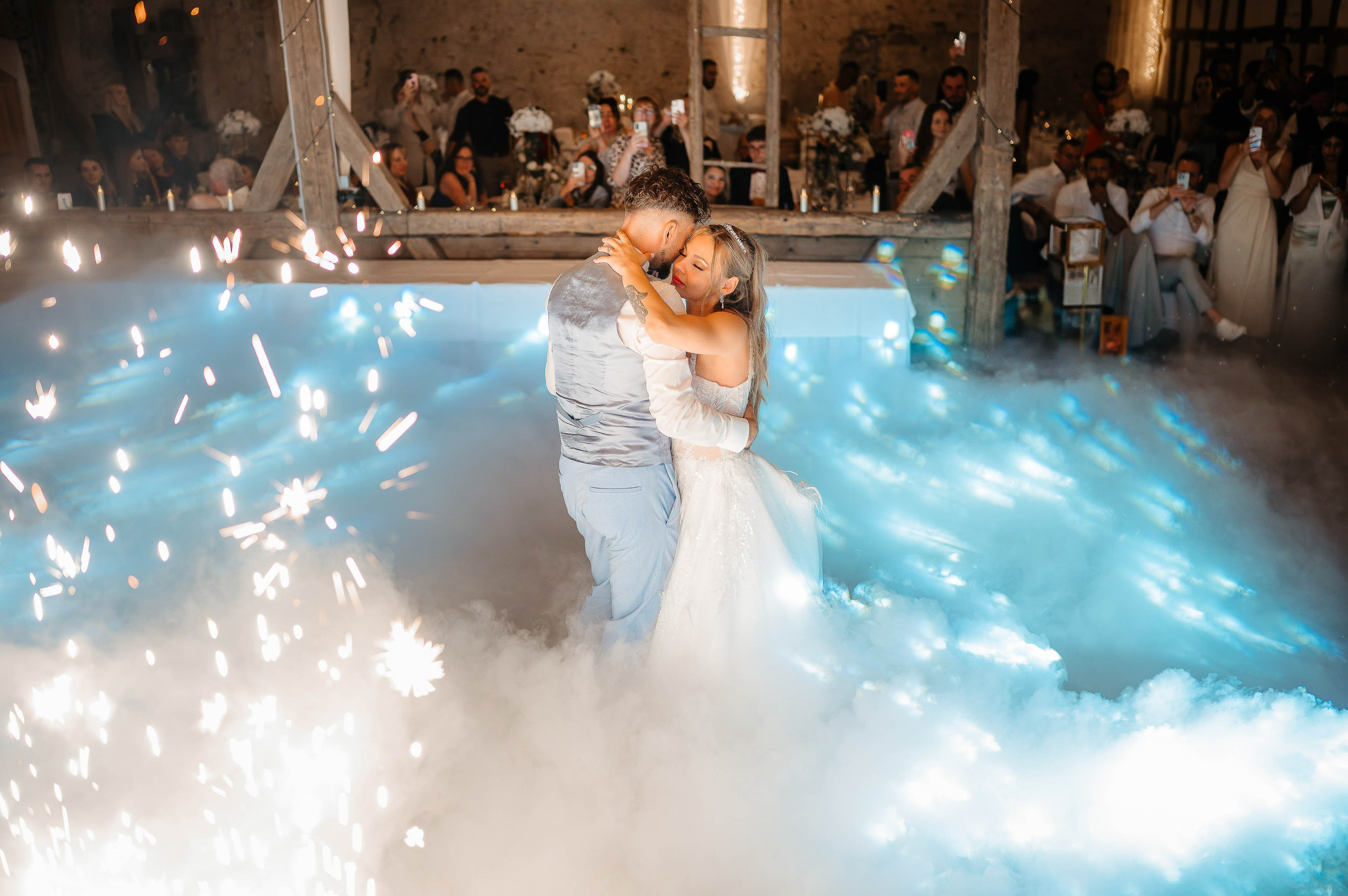 Brautpaar First Dance emotional, Tanzen im Rauch mit Feuerwerk.