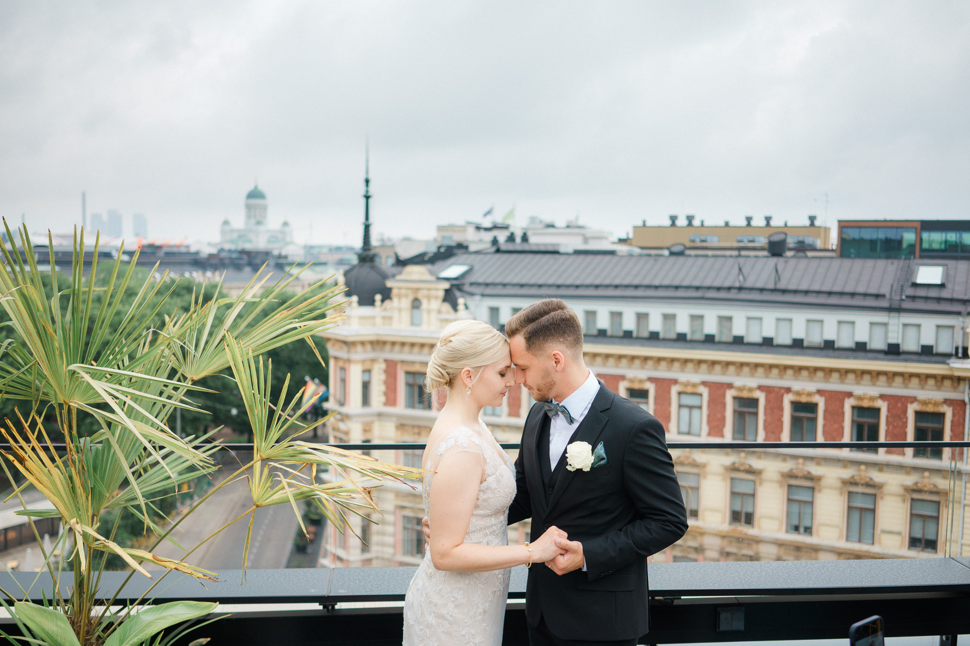 M&P, häävalokuvaus Klaus K, Rake-sali ja Helsingin vanha kirkko