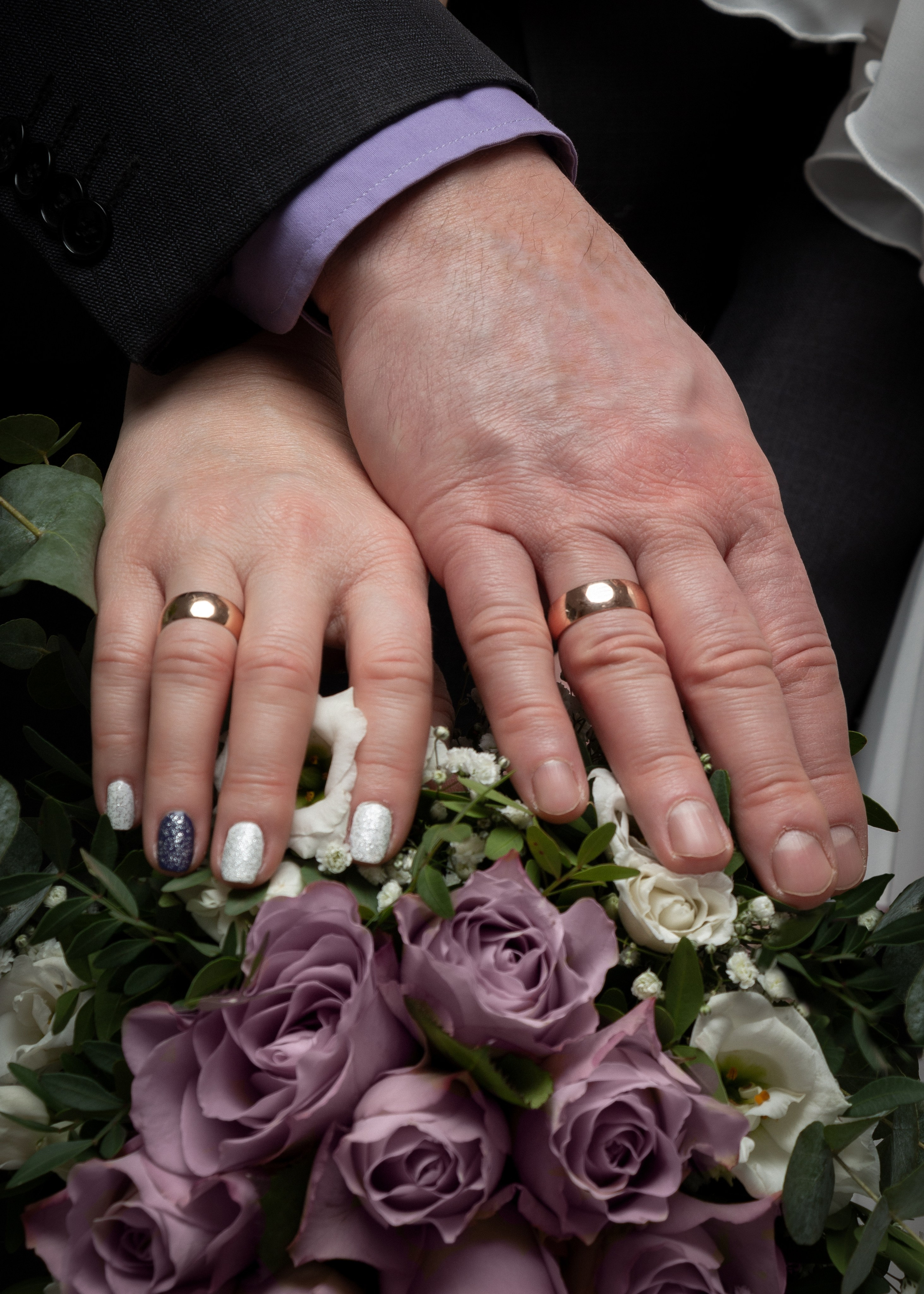 Nahaufnahme der Hände von Natalia und Sergej mit ihren Eheringen