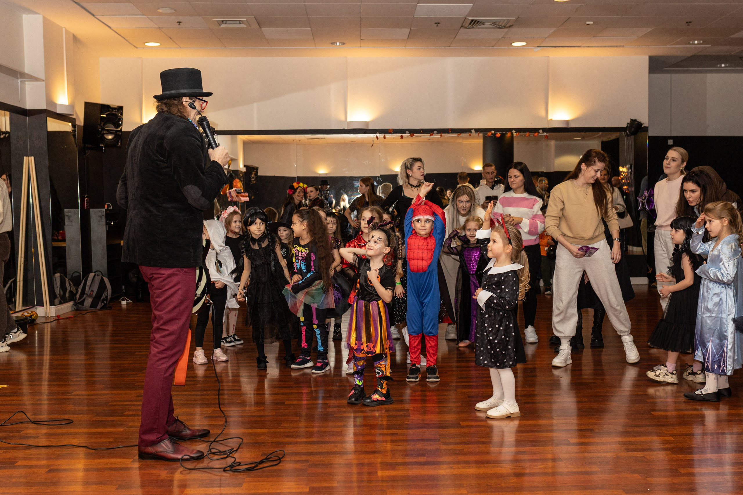 Leo dance studio Helloween 2025. Семейный и детский фотограф в Варшаве Мила Бобровская