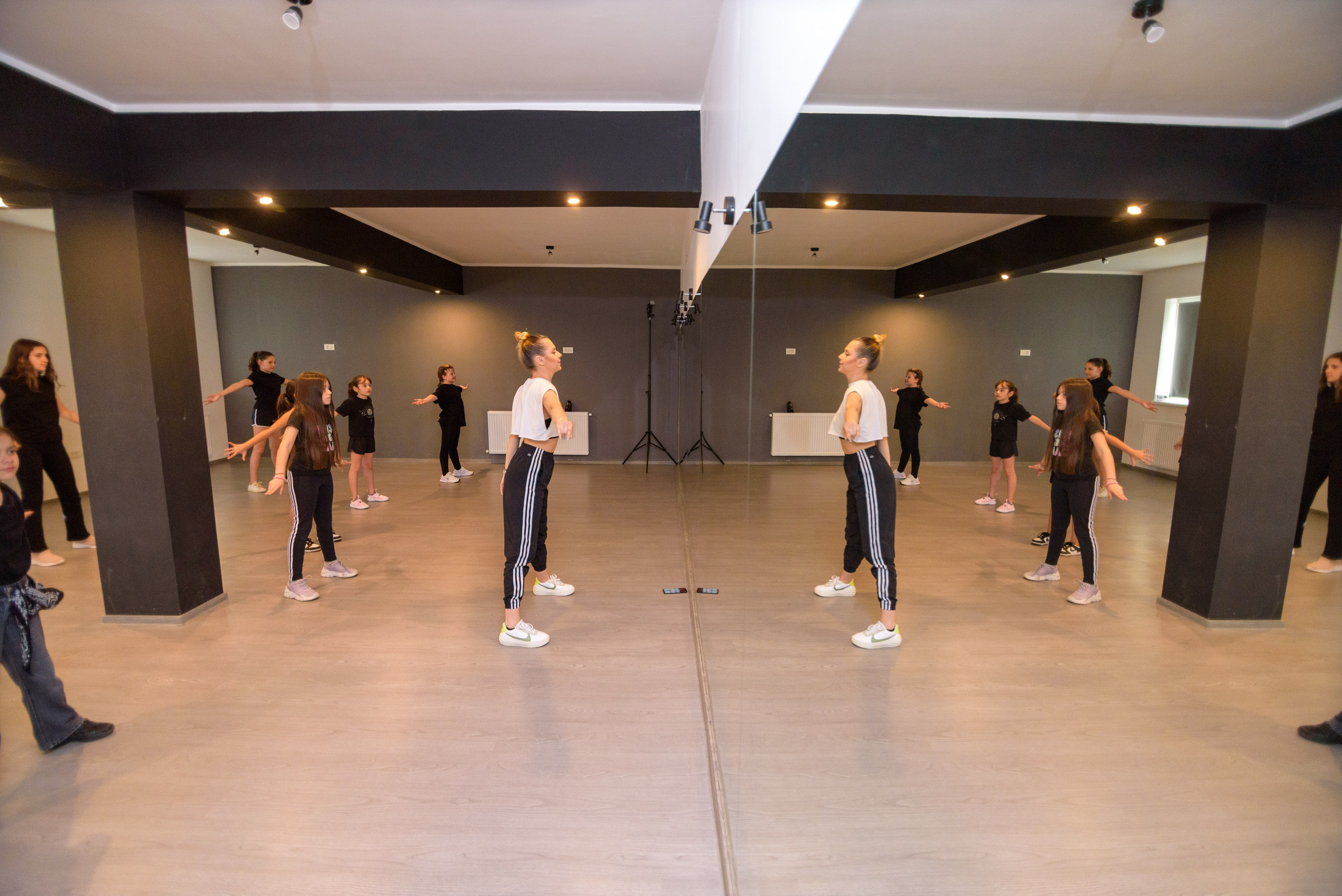 Corporate photographer, business photo session, corporate photographer price, Professional Services for Business Events, Business portraits, photos for events organized by companies, product photography, Bucharest business photos, Bucharest professional photos, Professional portrait photos, embassy events, product launch , fashion photography, fashion photography, workshops