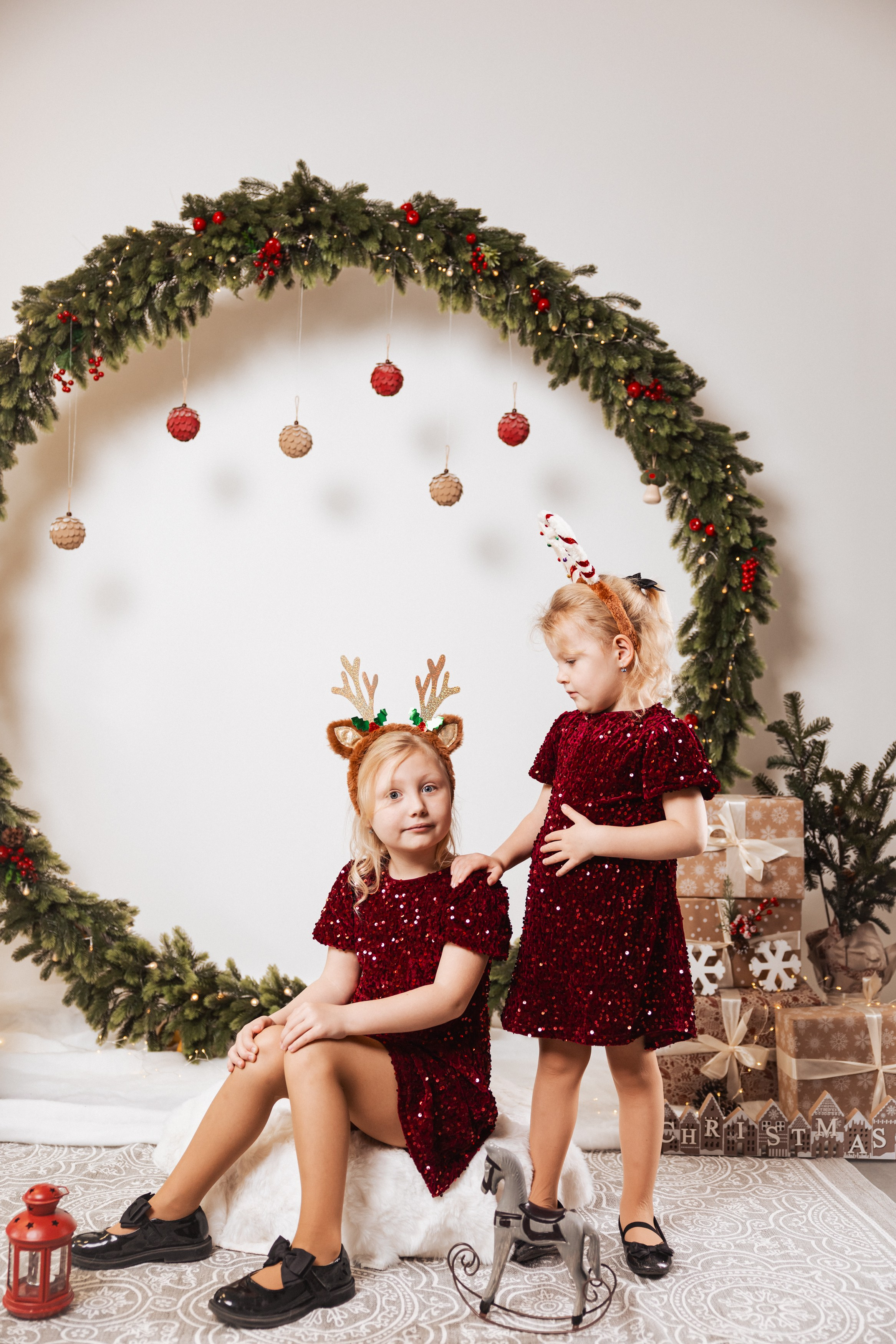 Vánoční rodinné focení v Písku v útulné fotozóně s velkým vánočním věncem