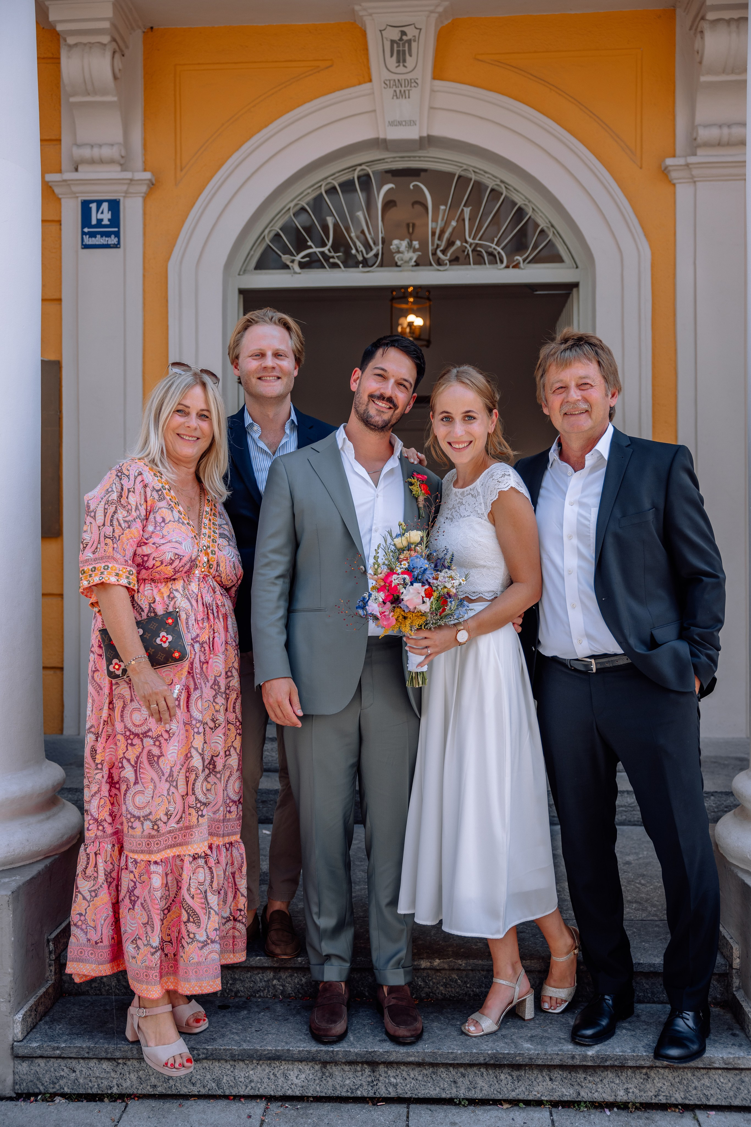 Sommerliche Hochzeitsfotos im Standesamt Mandlstraße & Schwabing. Hochzeitsfotograf München Taufe Familienfotograf Tanja Mauke