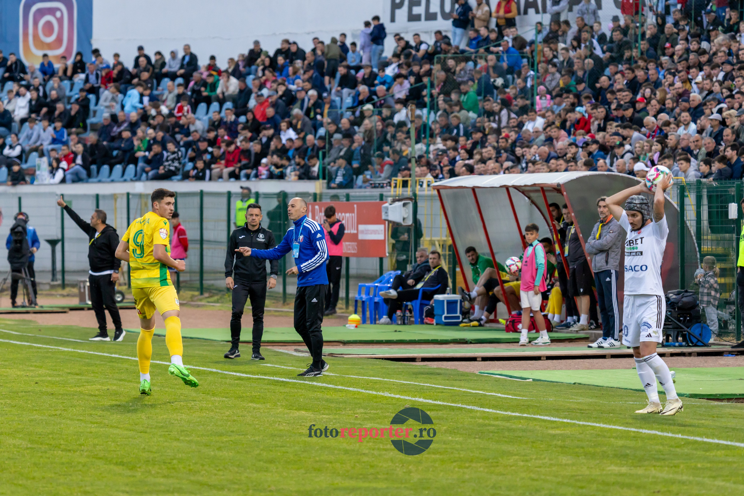 Galerie Foto: FC Botoșani vs. CS Mioveni - Pe 17 mai 2024, am fost martorii unei partide incredibile între FC Botoșani și CS Mioveni, în prima manșă a barajului pentru evitarea retrogradării. În fața unui stadion plin de emoție și speranță, echipa noastră a obținut o victorie importantă, cu un gol marcat de Aldair în minutul 93. 💪 *FC Botoșani 1-0 CS Mioveni*⚽️ Urmăriți momentele cheie ale meciului și bucuria suporterilor în această galerie foto! Pregătiți-vă pentru meciul de retur de pe 24 mai, când vom lupta din nou pentru a rămâne în prima ligă.#FCBotoșani #CSMioveni #BarajRetrogradare #ForzaBotoșani 