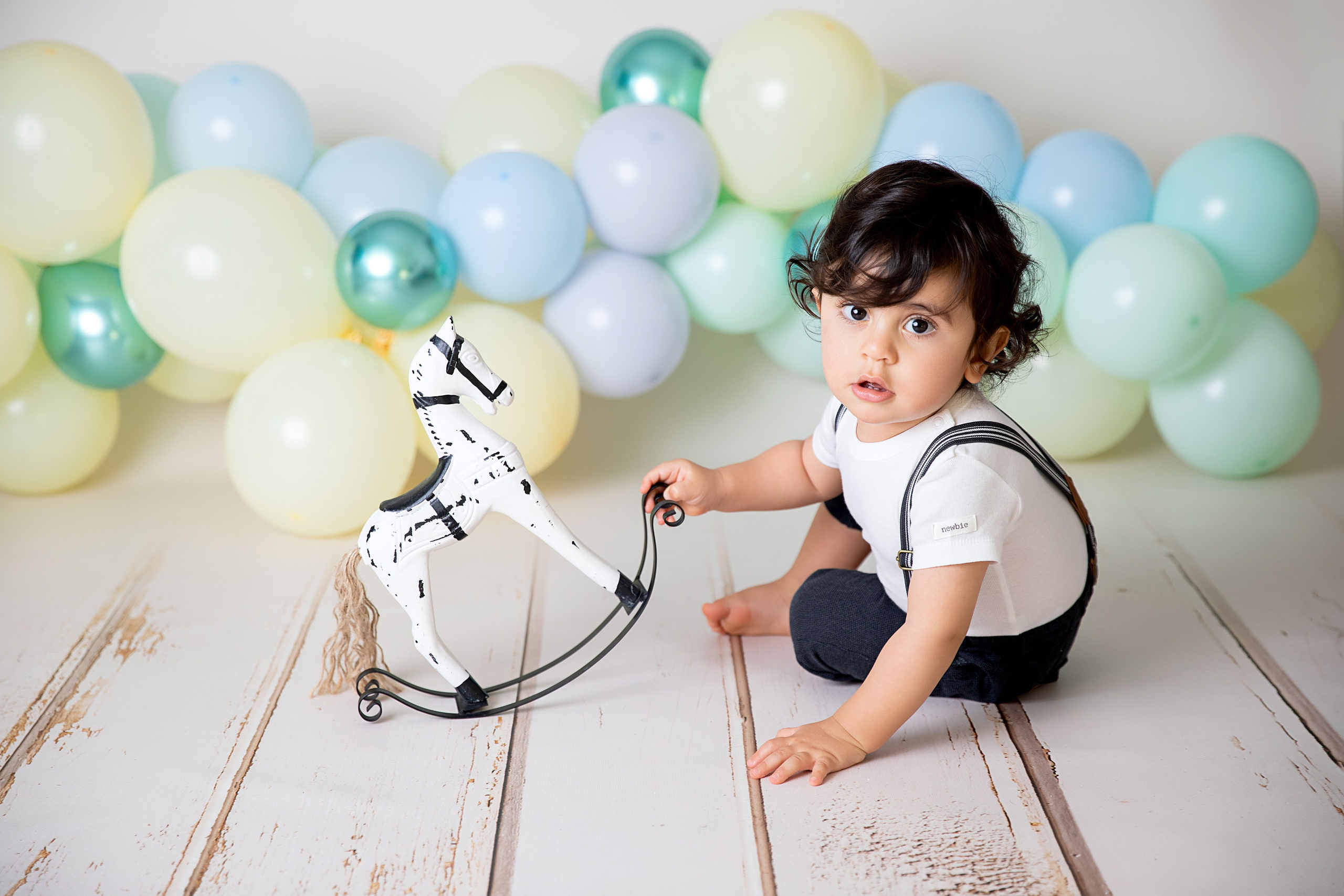 En minnesvärd fotossession för din ettåring som dokumenterar den glädje och festliga stämningen vid deras första födelsedag.