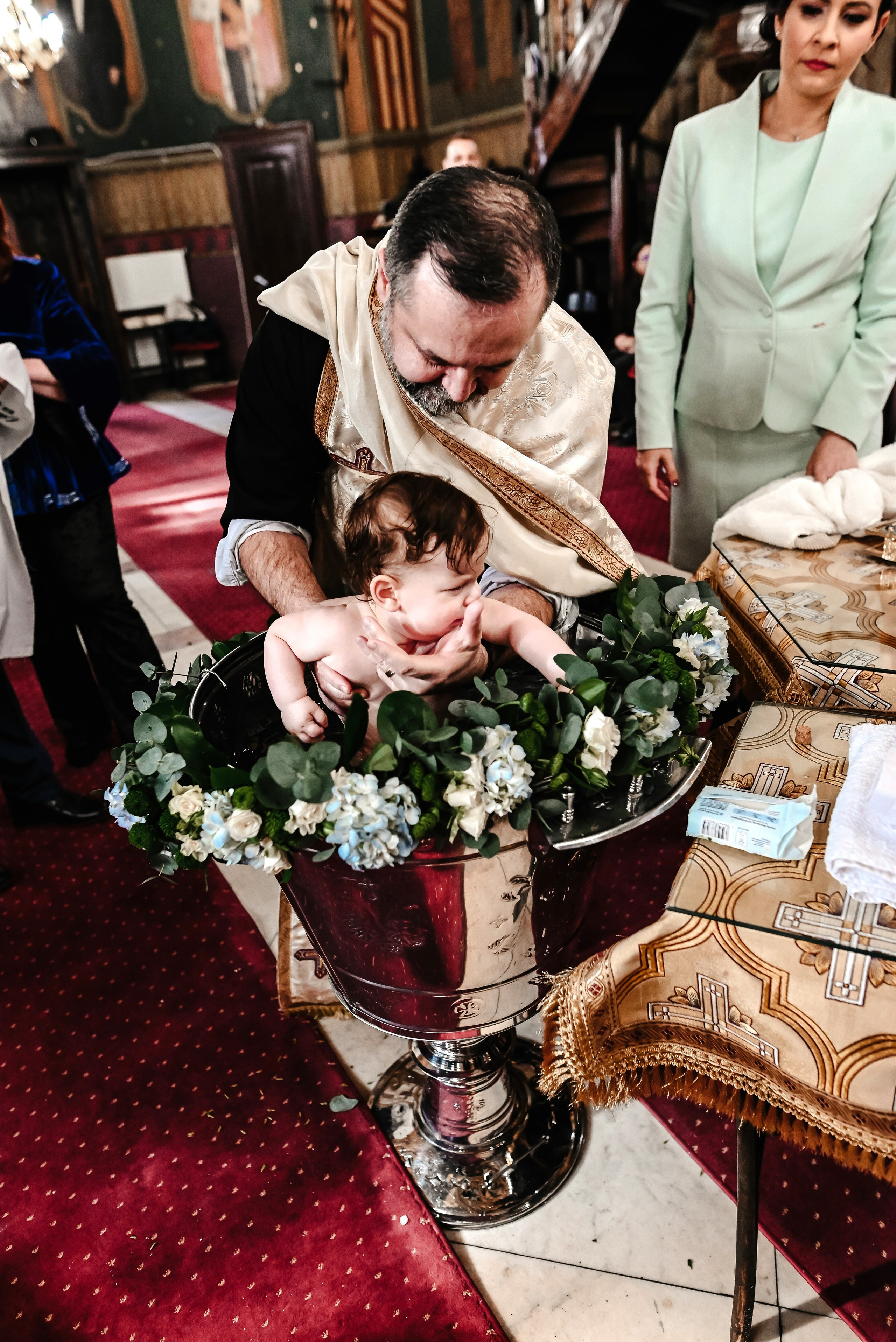 Momentul sfințirii copilului în biserică – foto botez Ana Maria Drăgan