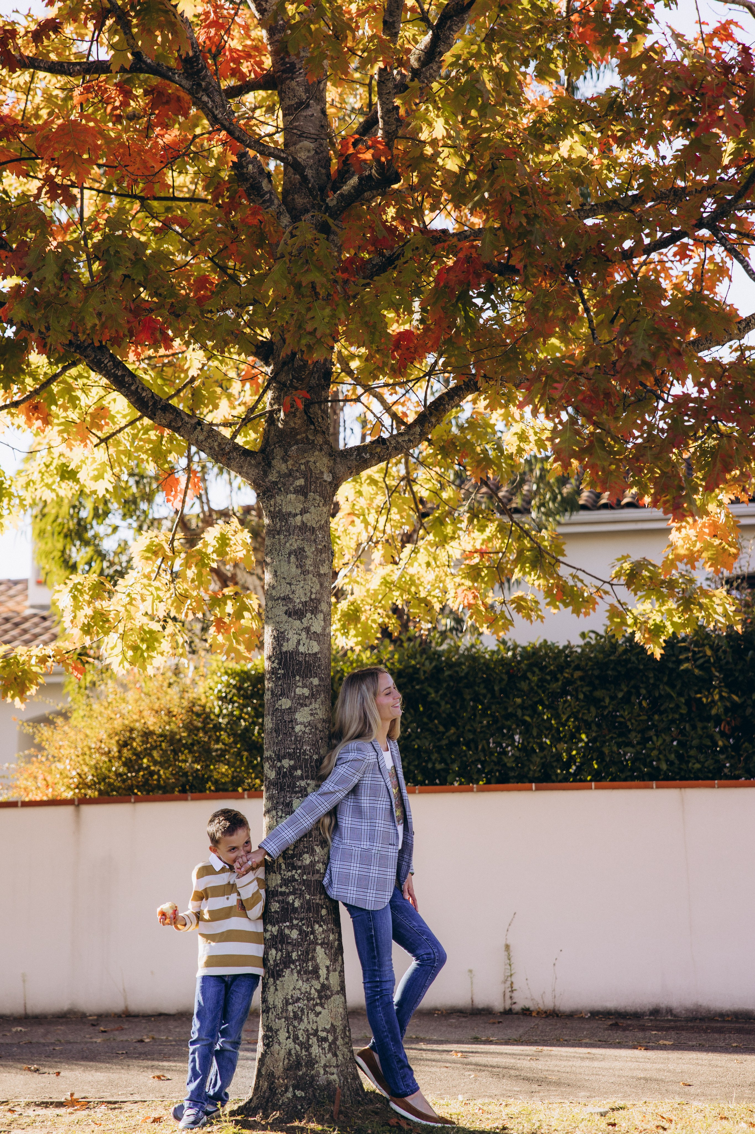 Autumn mother-son family photoshoot in Toulouse. Eugenie Smirnova — wedding, corporate and lifestyle photographer in Toulouse and Southwest France