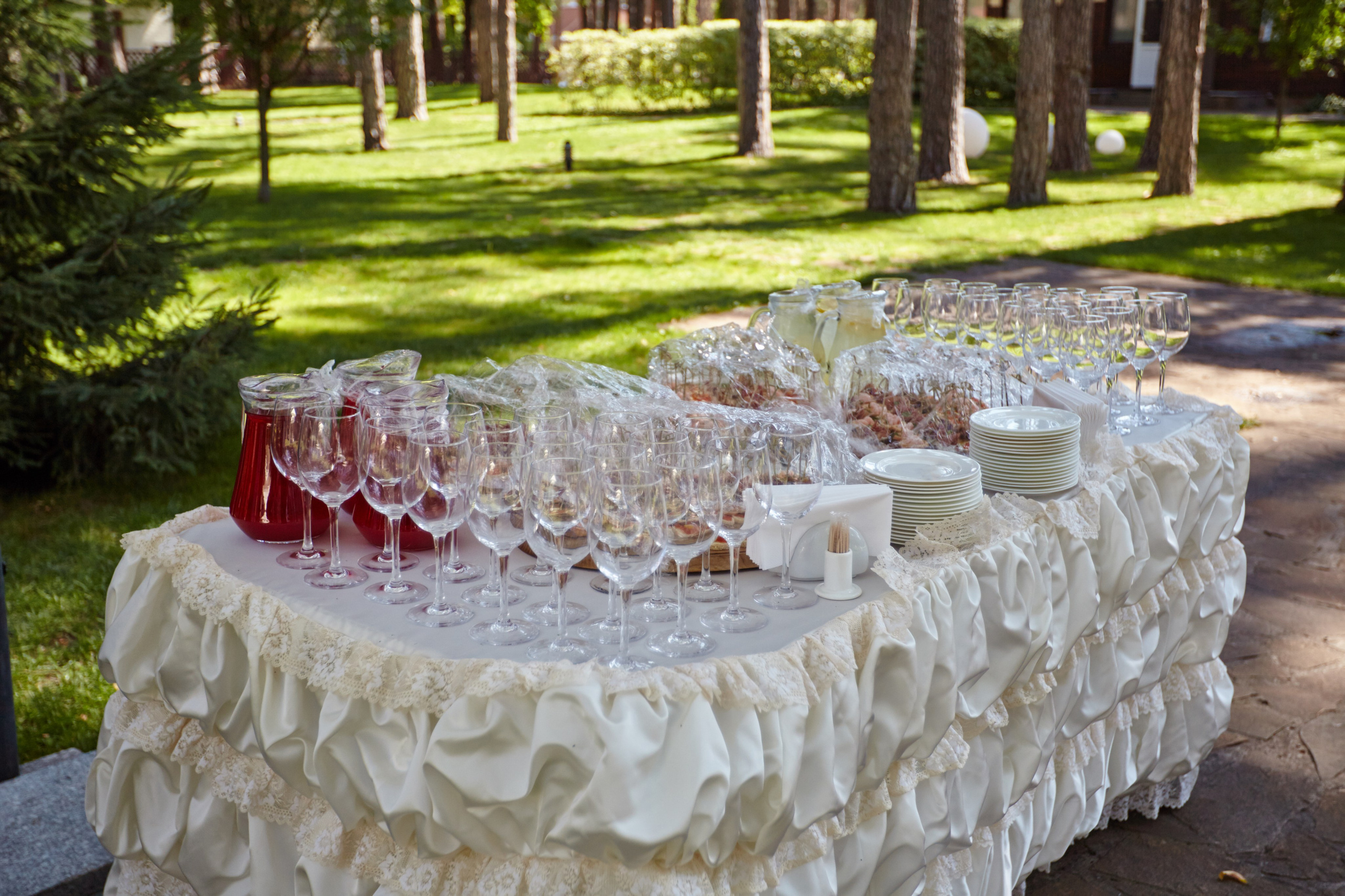 Table de cocktail en pierre naturelle pour réception de mariage en extérieur en Bourgogne