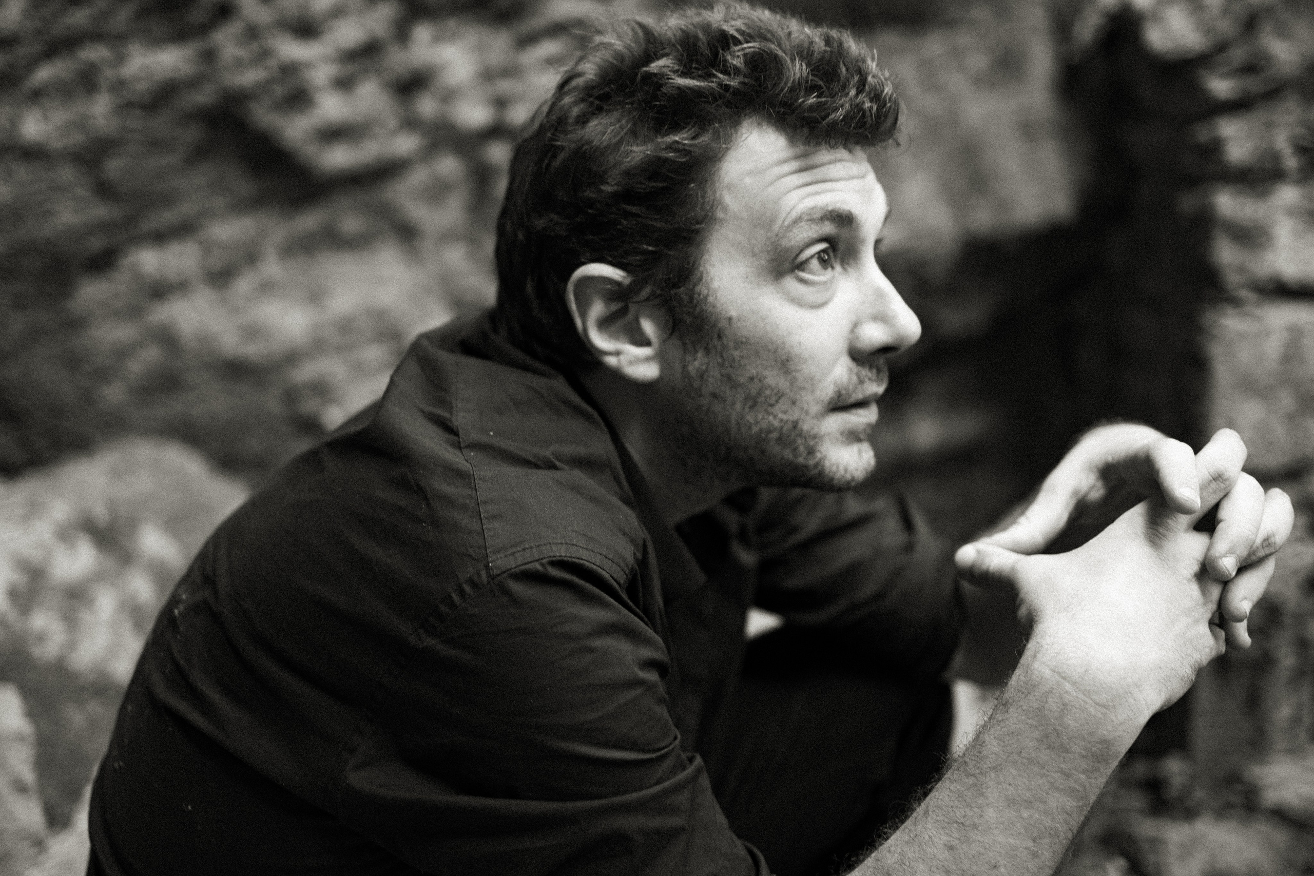 Portrait du portfolio d’un acteur Avignon Provence France. Histoires d’amour, séances photos de famille et de mariage en France